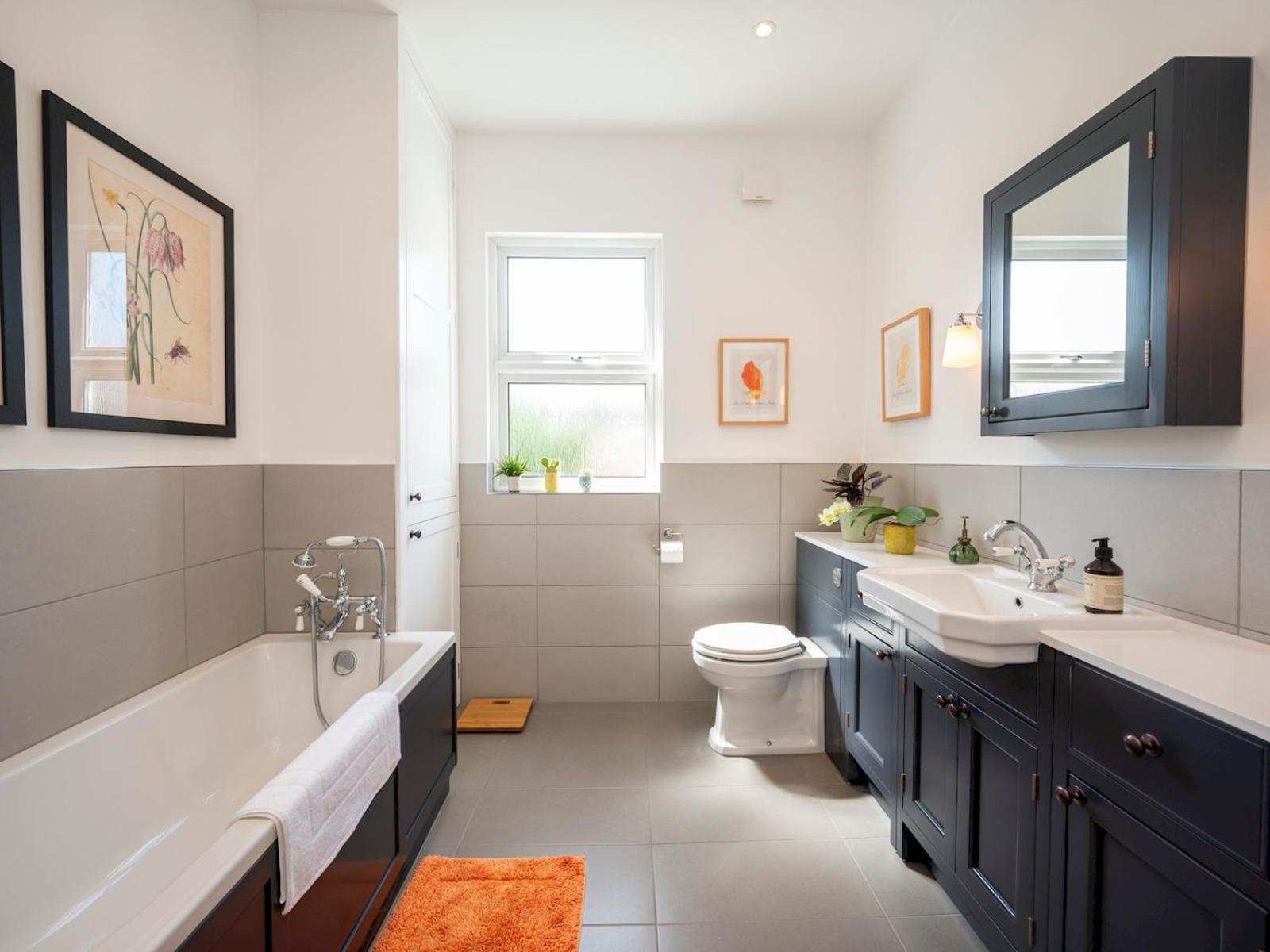 Pass The Keys Stylishly Designed Townhouse - Garden Oasis Semesterbostad