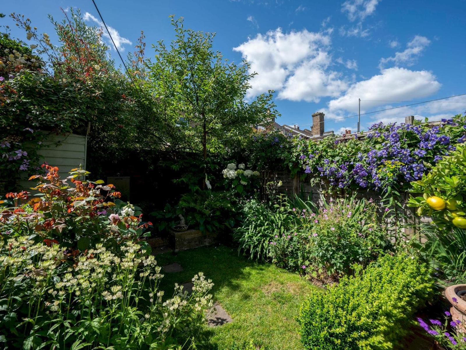 Semesterbostad Pass The Keys Stylishly Designed Townhouse - Garden Oasis