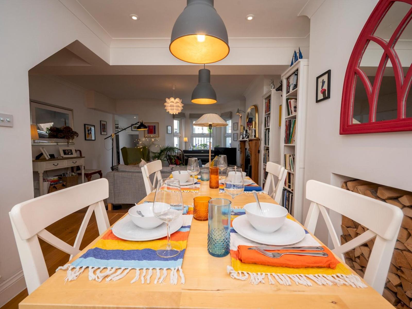 Semesterbostad Pass The Keys Stylishly Designed Townhouse - Garden Oasis *