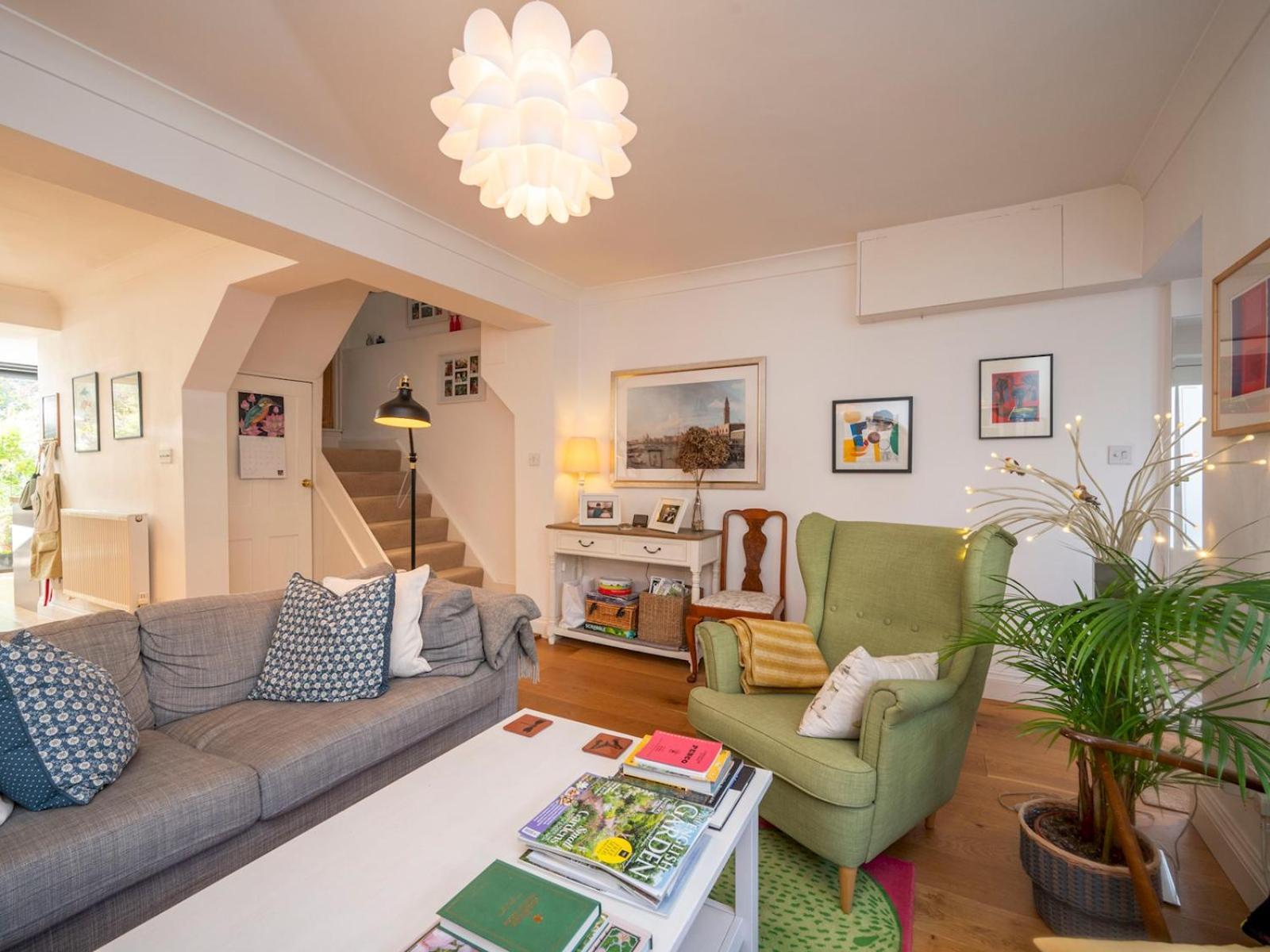Semesterbostad Pass The Keys Stylishly Designed Townhouse - Garden Oasis *