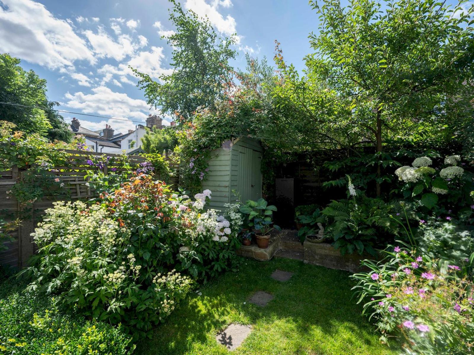 Semesterbostad Pass The Keys Stylishly Designed Townhouse - Garden Oasis *