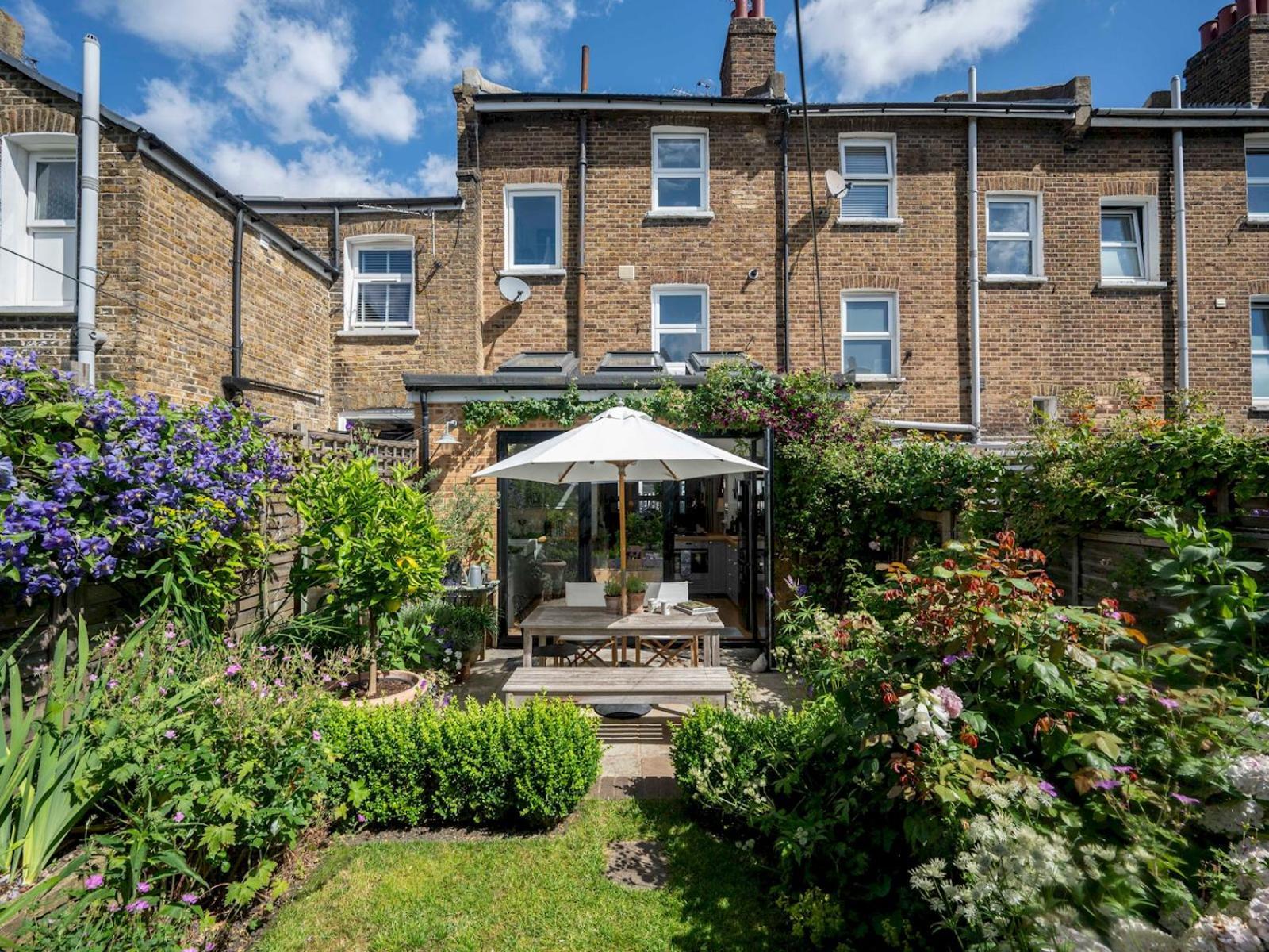 Pass The Keys Stylishly Designed Townhouse - Garden Oasis Semesterbostad