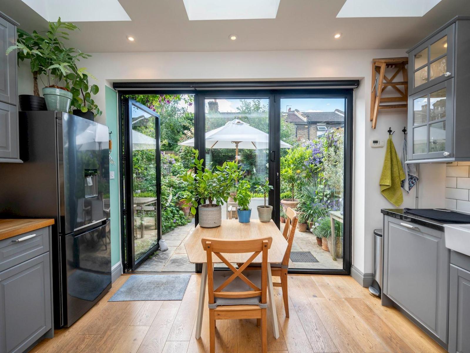 Pass The Keys Stylishly Designed Townhouse - Garden Oasis Semesterbostad