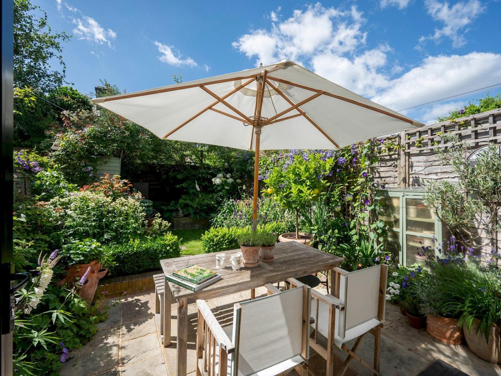 Pass The Keys Stylishly Designed Townhouse - Garden Oasis Semesterbostad *