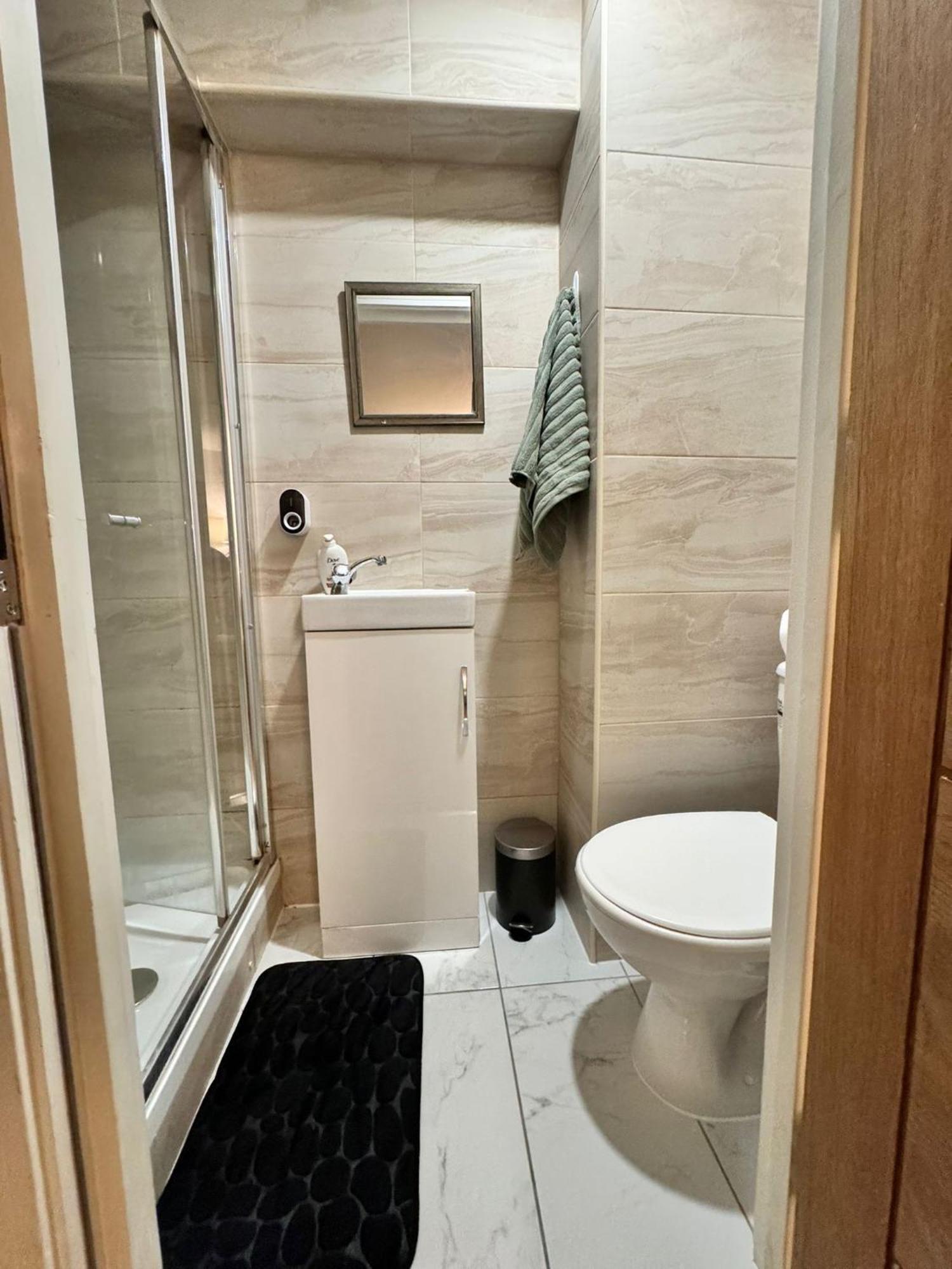 Tropical With Private Bathroom And Patio * London