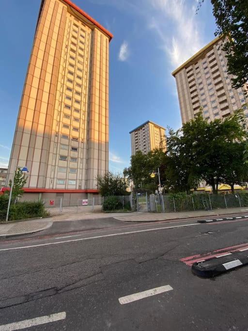 Comfy Entire Flat With View Balcony In Regents Park, Camden, Londen