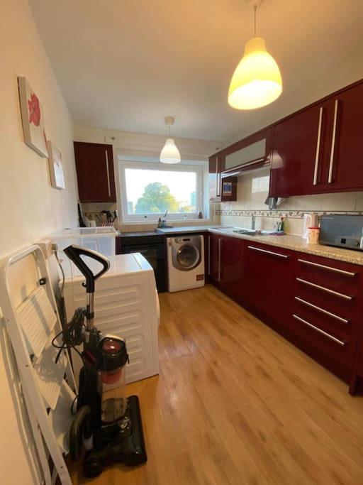 Comfy Entire Flat With View Balcony In Regents Park, Camden, * Londen