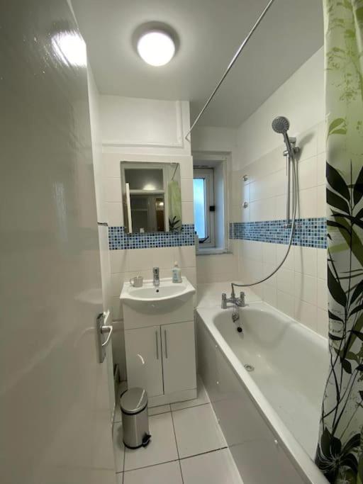 Appartement Comfy Entire Flat With View Balcony In Regents Park, Camden, Londen