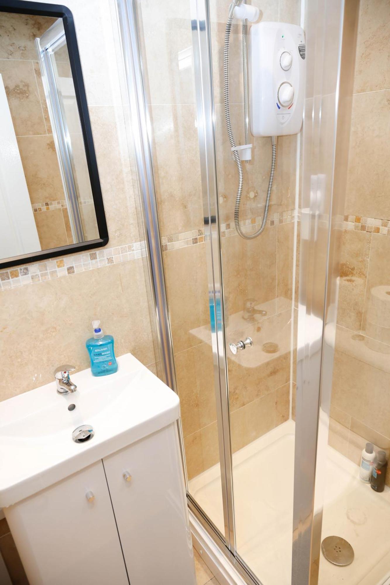 New Luxury In Next To Shops, Cafes, Bars & Metro Lägenhet *