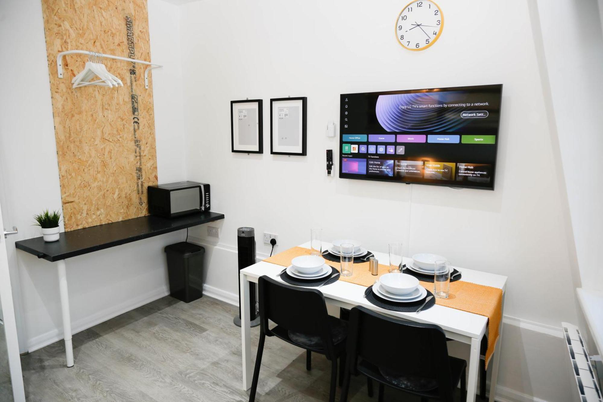 New Luxury In Next To Shops, Cafes, Bars & Metro Lägenhet London