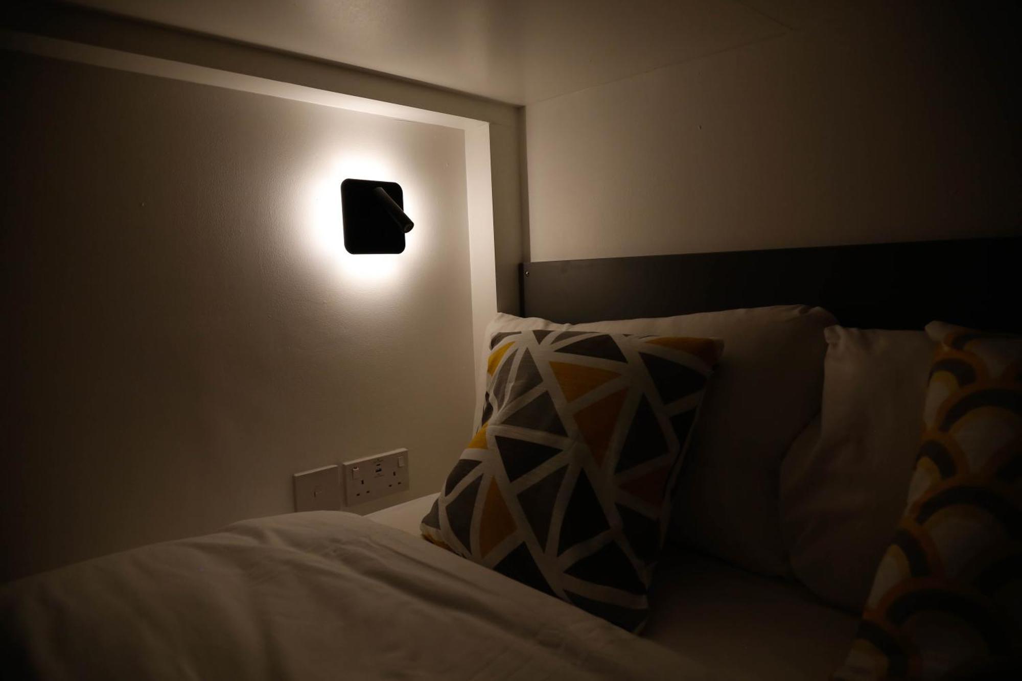 New Luxury In Next To Shops, Cafes, Bars & Metro Lägenhet London