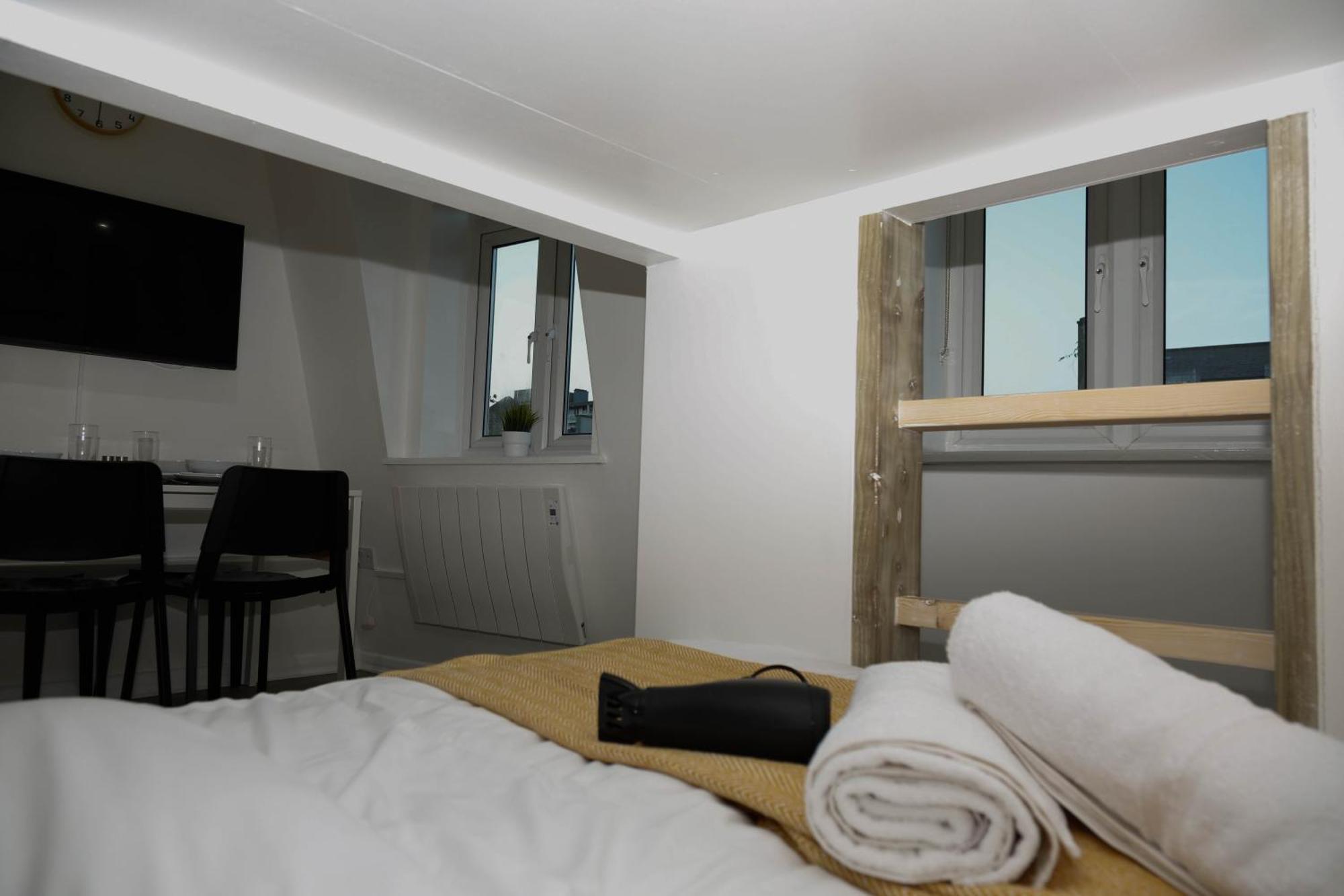 New Luxury In Next To Shops, Cafes, Bars & Metro Lägenhet London