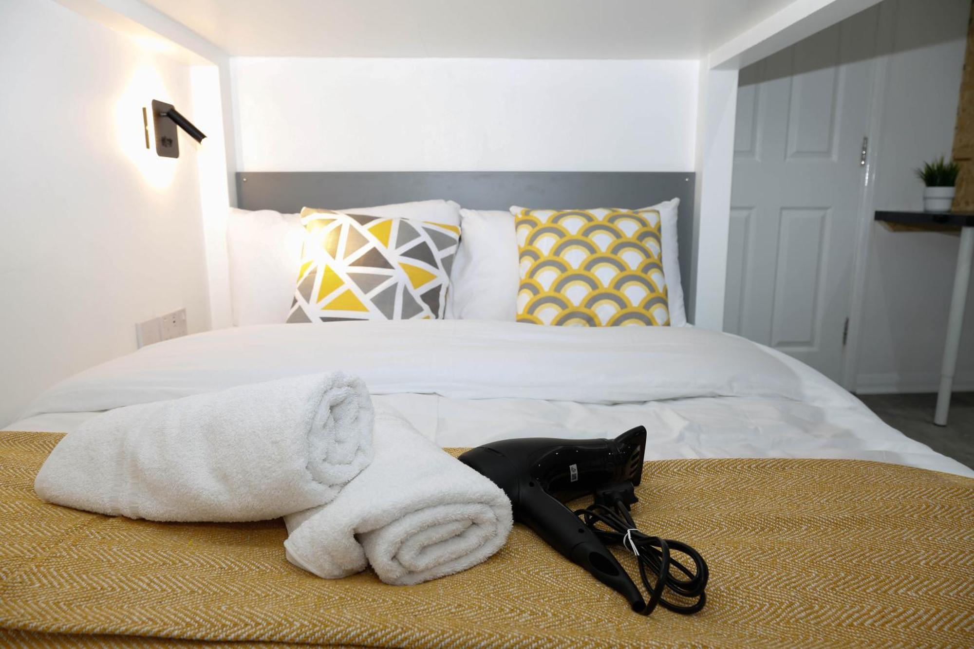 New Luxury In Next To Shops, Cafes, Bars & Metro Lägenhet London