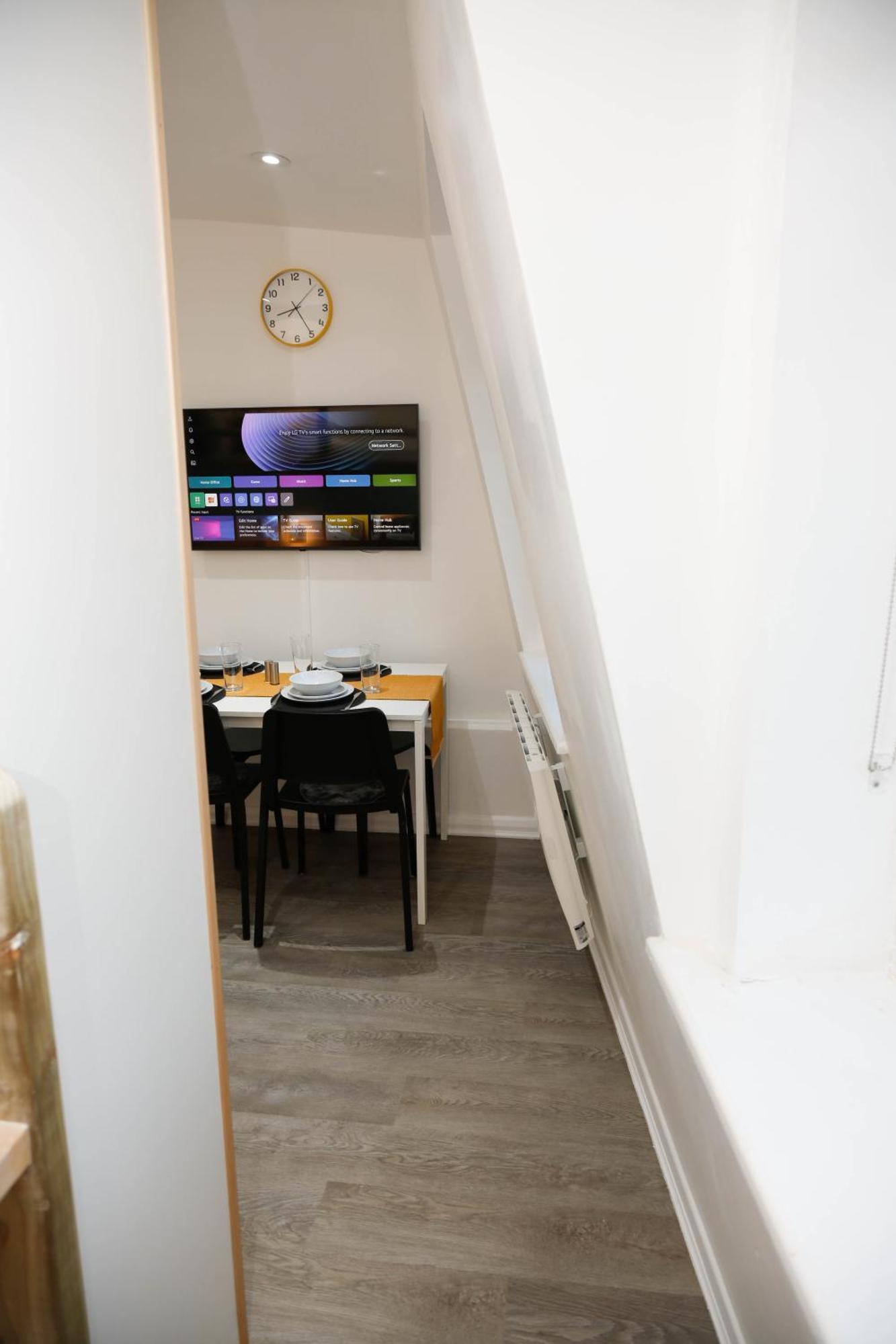 Lägenhet New Luxury In Next To Shops, Cafes, Bars & Metro