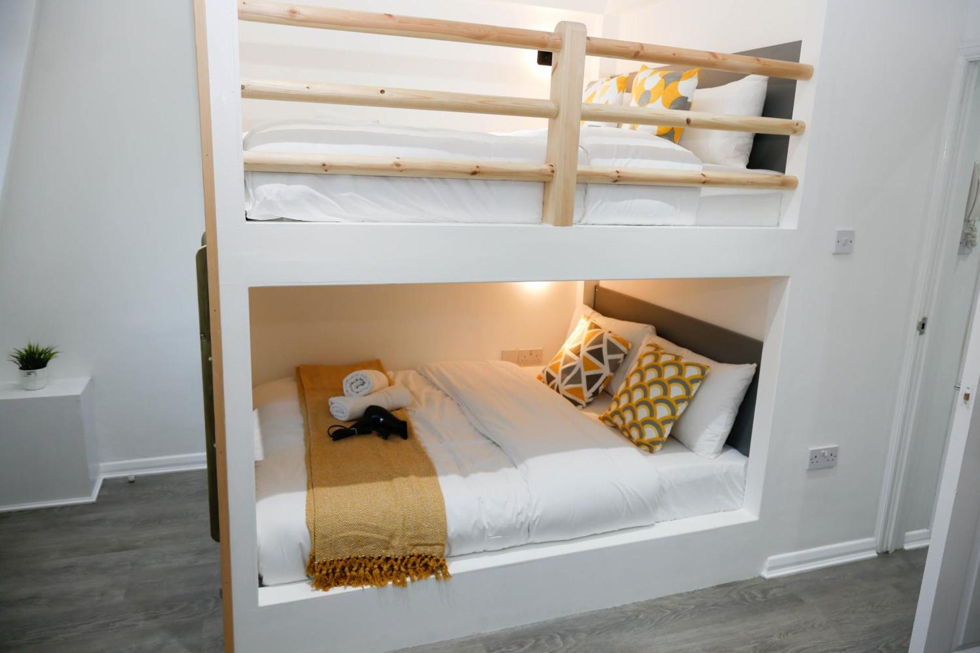 New Luxury In Next To Shops, Cafes, Bars & Metro Lägenhet London