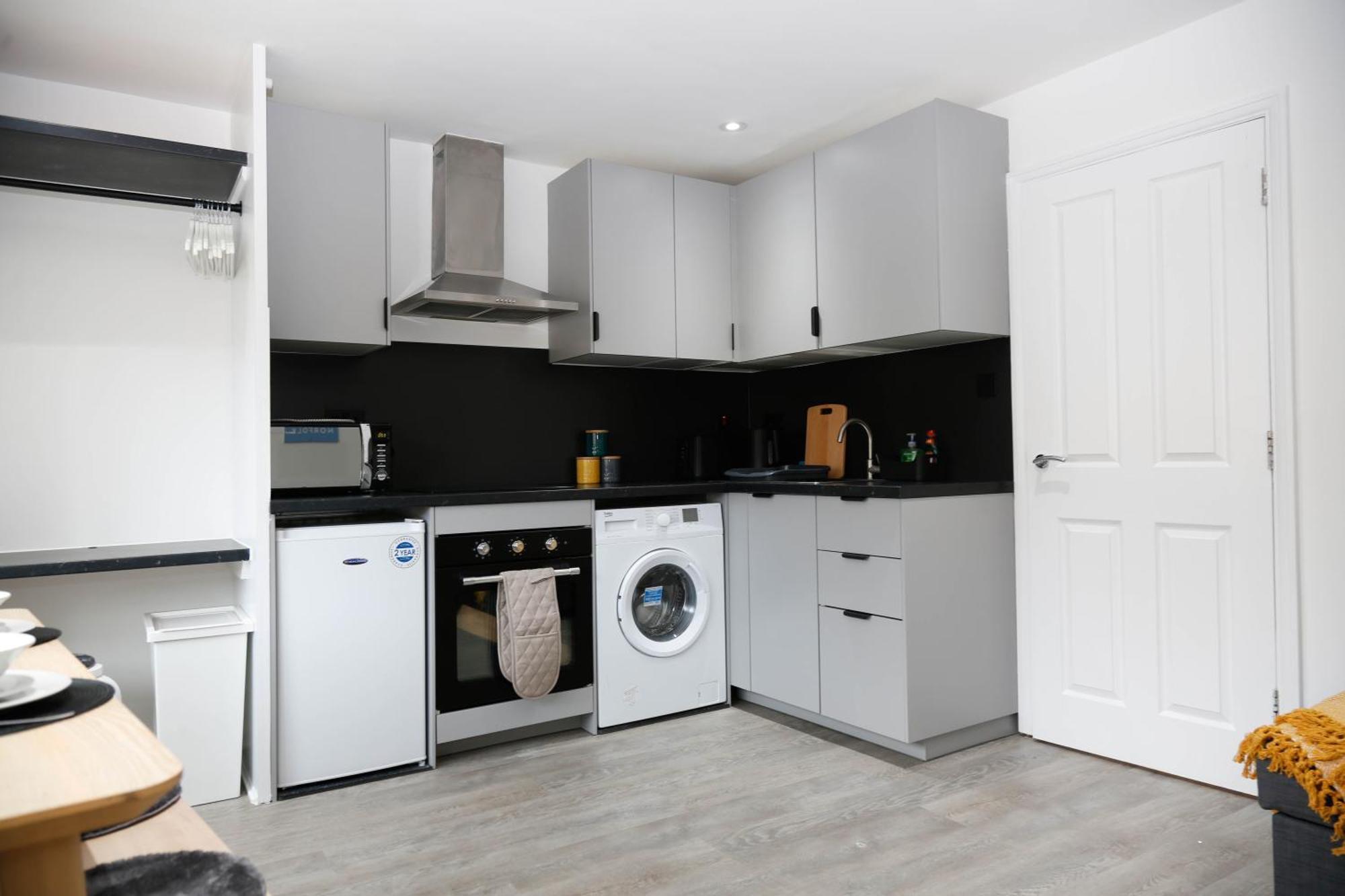 New Luxury In Next To Shops, Cafes, Bars & Metro Lägenhet London