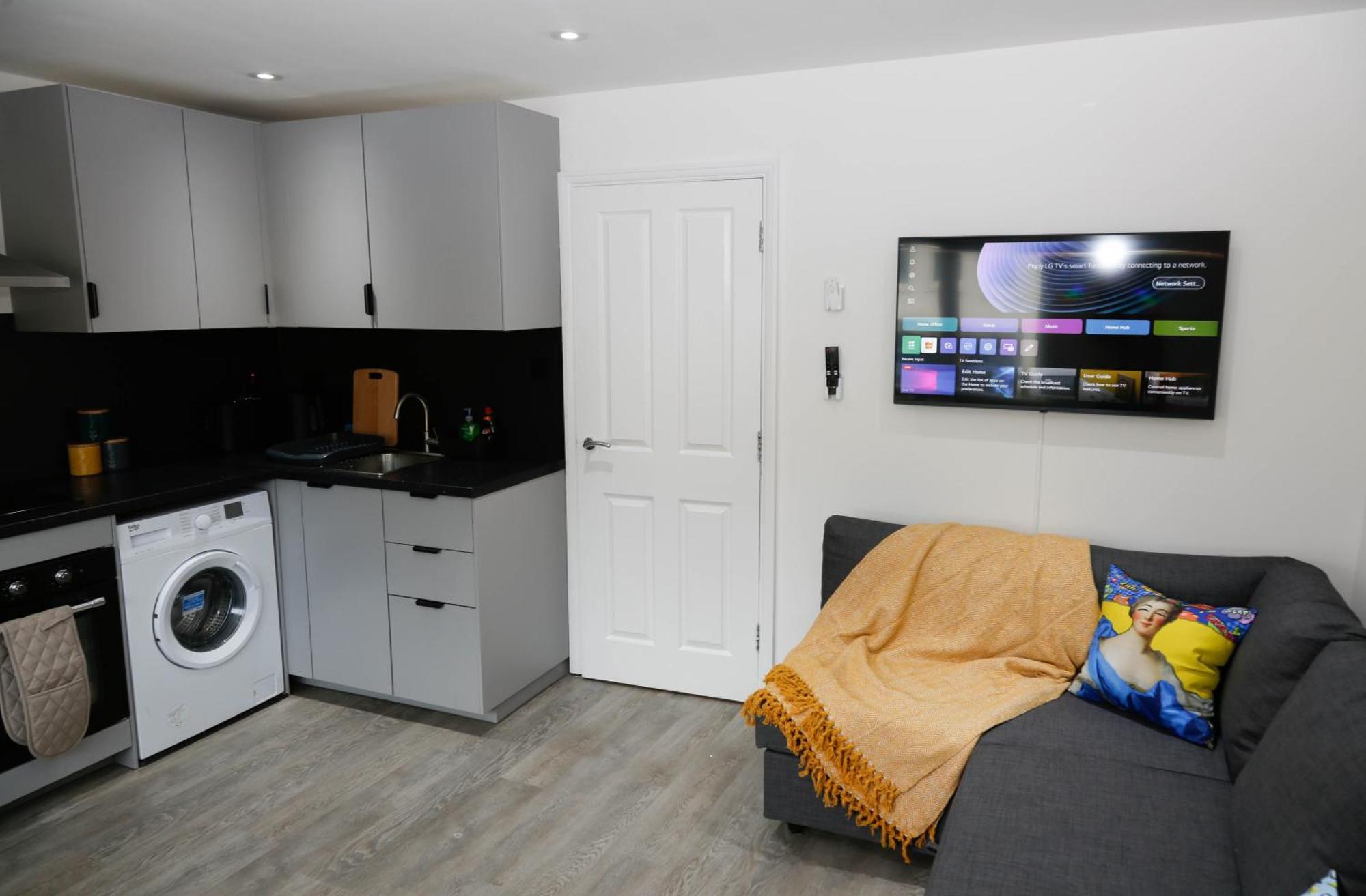 New Luxury In Next To Shops, Cafes, Bars & Metro Apartment London