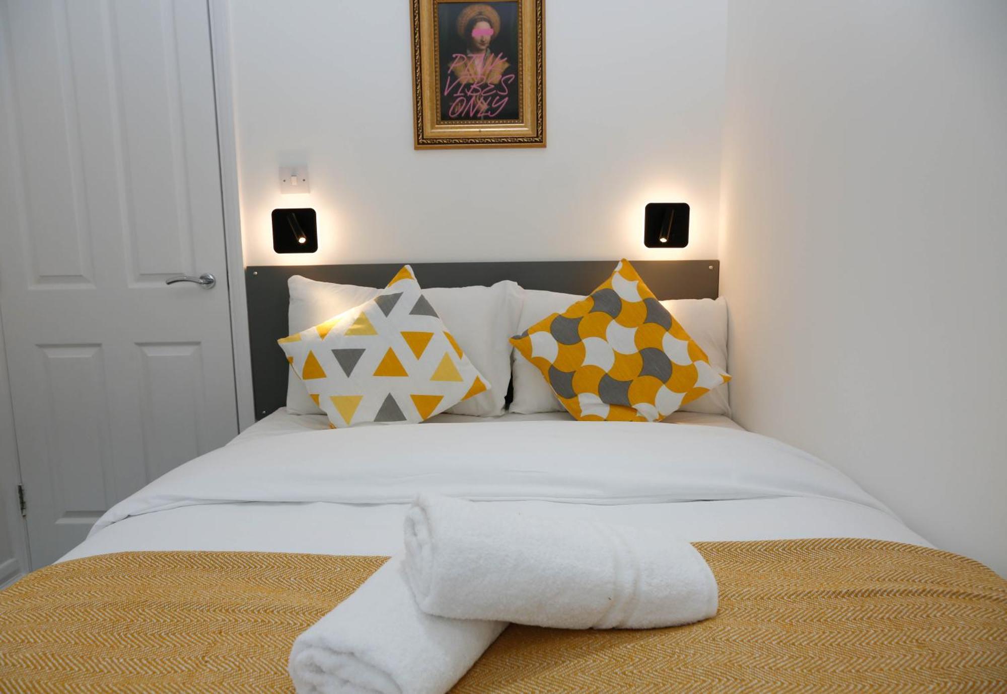 New Luxury In Next To Shops, Cafes, Bars & Metro Lägenhet