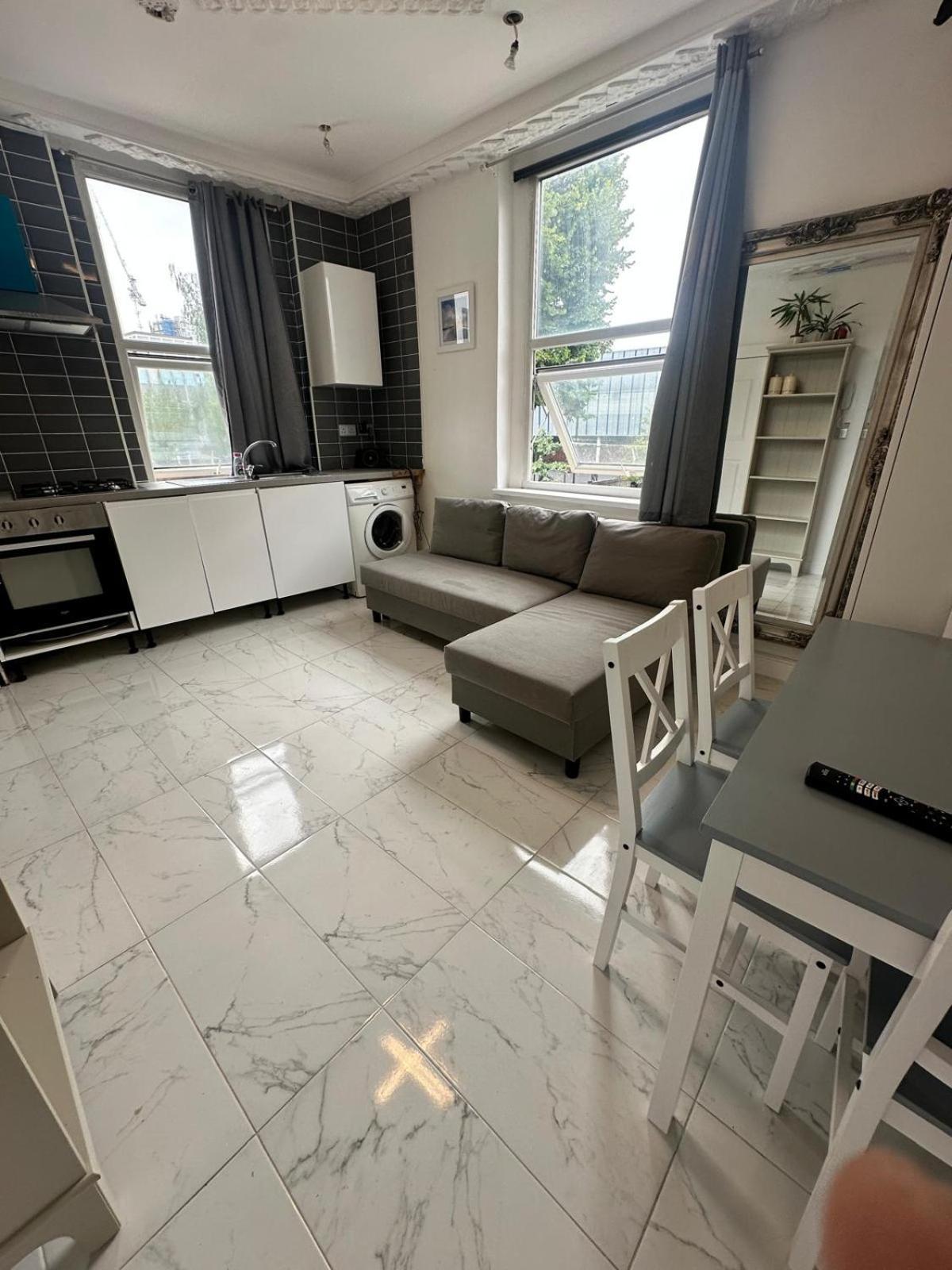 First Floor One Bedroom Flat Bell Street Londra