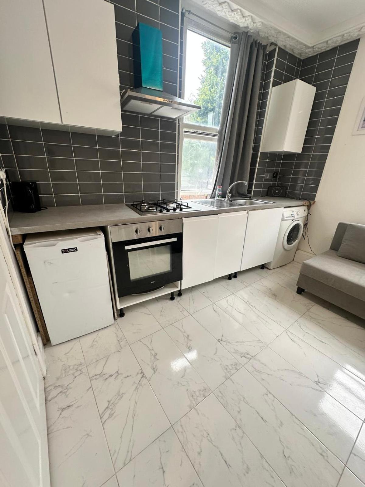 First Floor One Bedroom Flat Bell Street * Londra