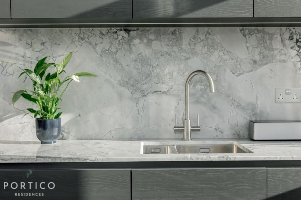 Portico Residences - Stunning Penthouse With River Views In Battersea