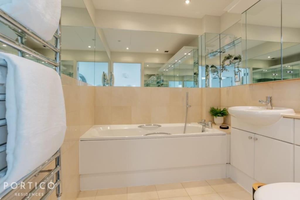 Portico Residences - Stunning Penthouse With River Views In Battersea London