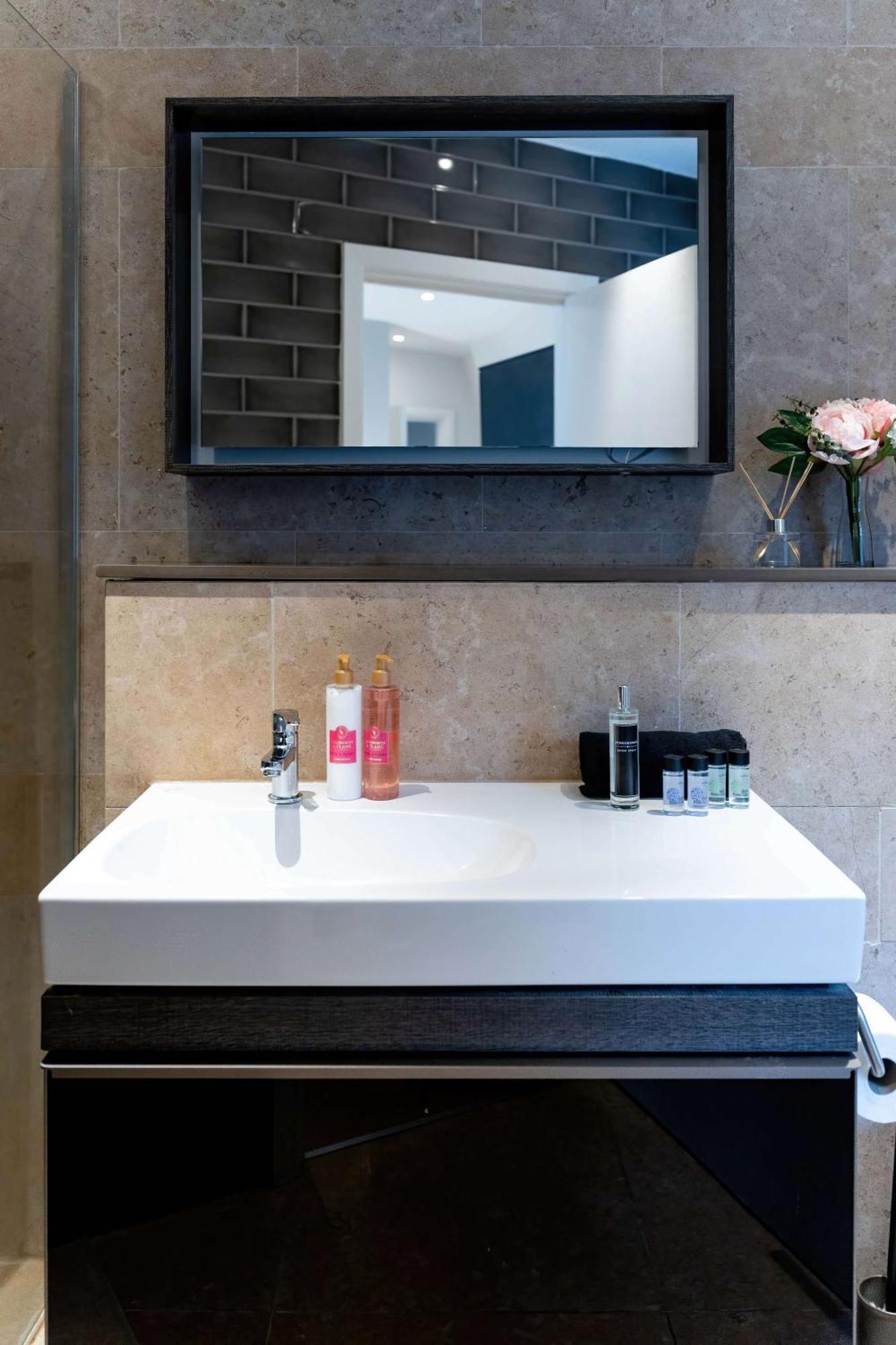 Camden Coach House By Livestay Short Lets & Serviced With Terrace Retreat & Parking London