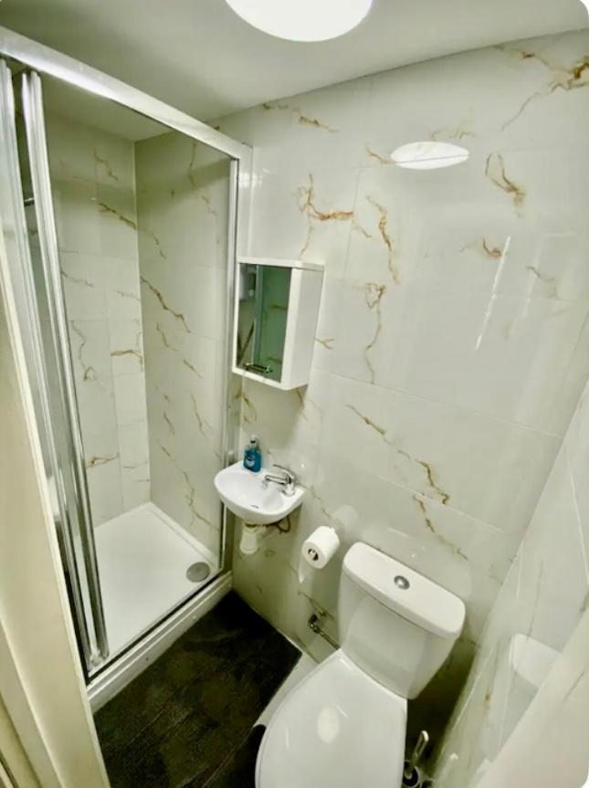 Modern Sleeps 4 People Opposite Westfield Shepherds Bush