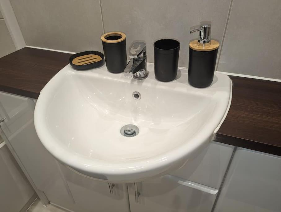 Premium Offers L Last-minute L Remigro Short Lets L 1 Bed Flat L Royal Docks L Airport & Excel L 2 Bed St Albans L Family Friendly L Near Bus Stop L Centre L Book Today With Remigro Lejlighed London