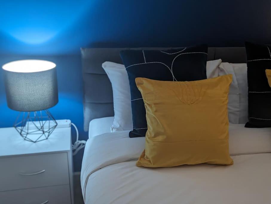 Premium Offers L Last-minute L Remigro Short Lets L 1 Bed Flat L Royal Docks L Airport & Excel L 2 Bed St Albans L Family Friendly L Near Bus Stop L Centre L Book Today With Remigro Lejlighed
