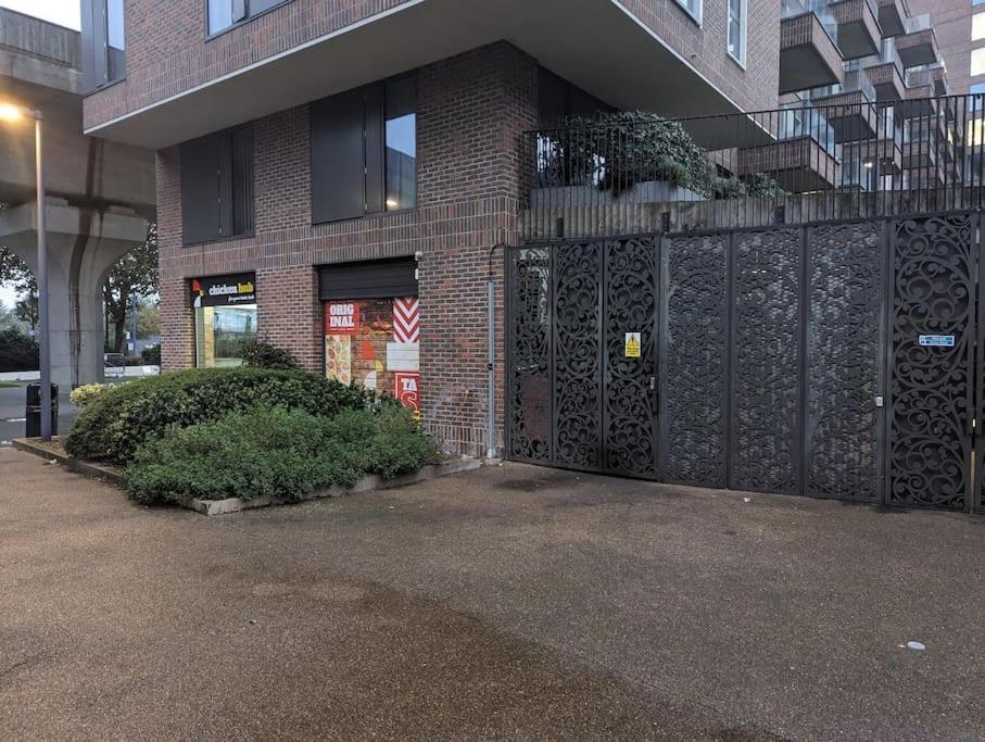 Premium Offers L Last-minute L Remigro Short Lets L 1 Bed Flat L Royal Docks L Airport & Excel L 2 Bed St Albans L Family Friendly L Near Bus Stop L Centre L Book Today With Remigro Lejlighed