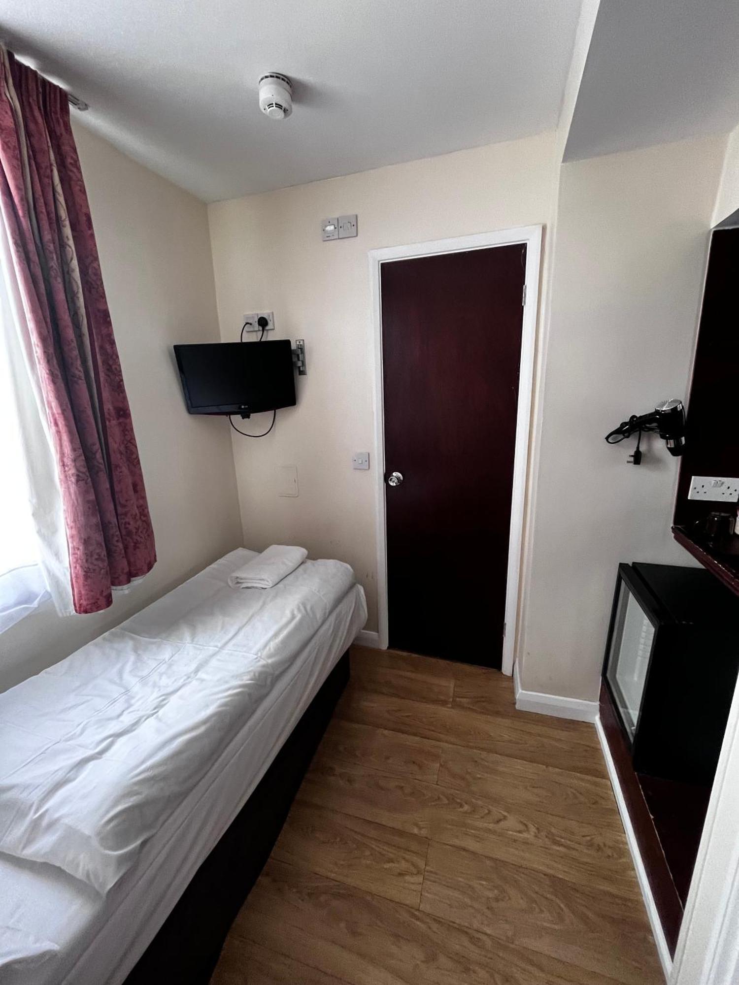 Dolphin - The 3* London