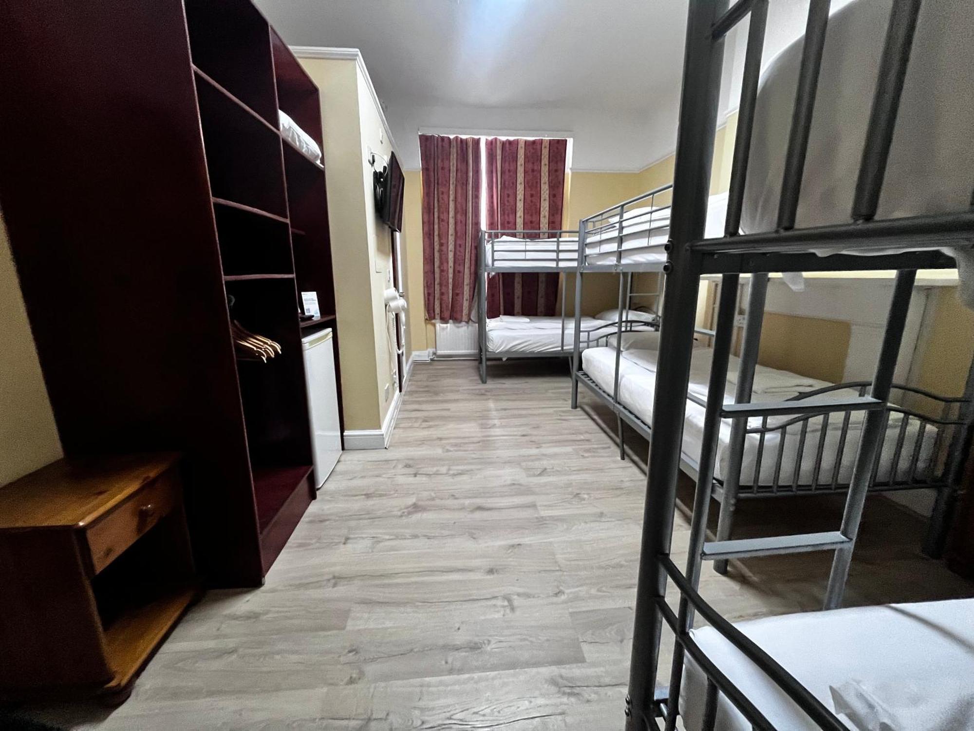 Dolphin - The 3* Londen