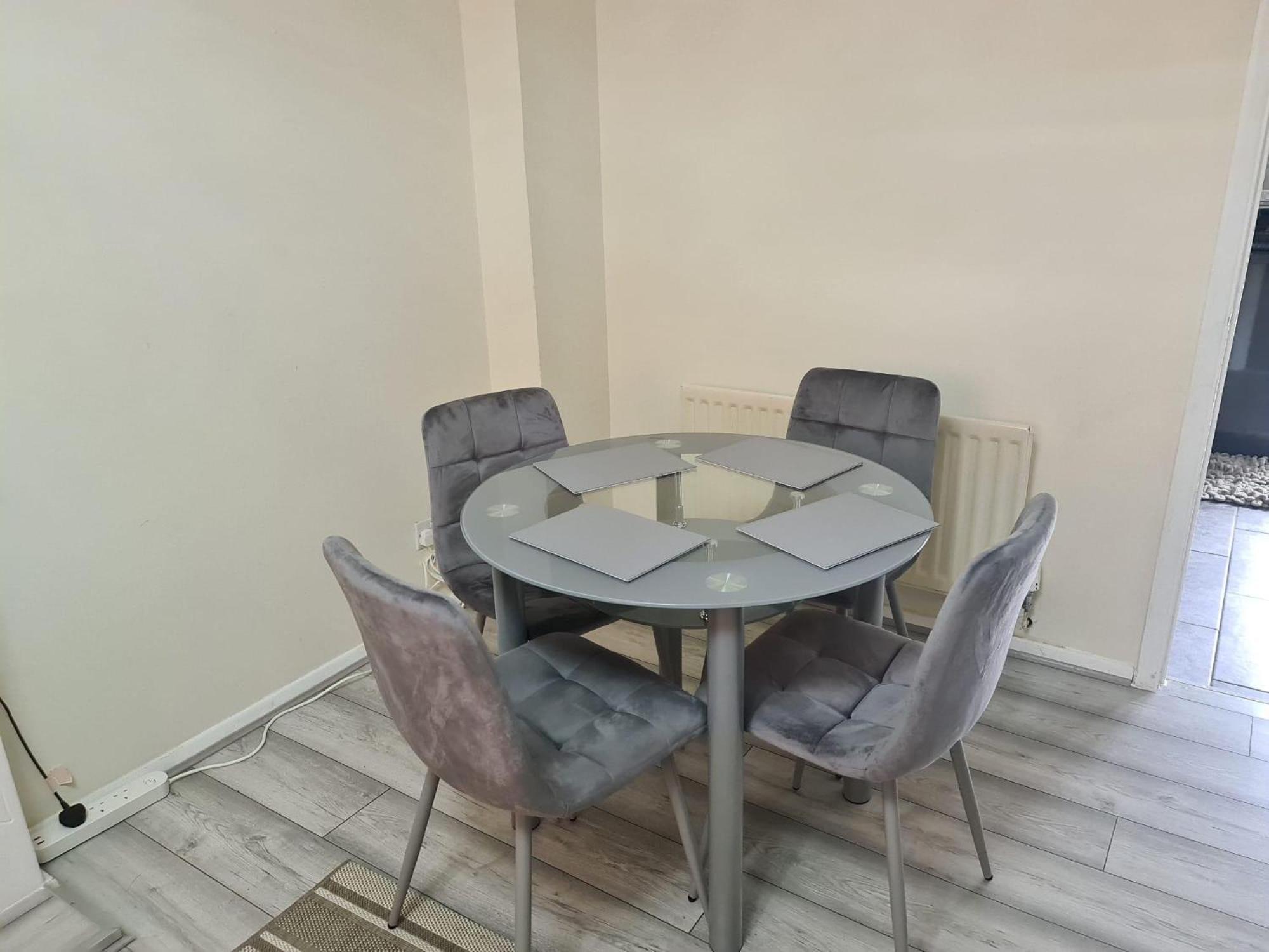 - Sleeps 4 - Parking - Garden - Petfriendly *