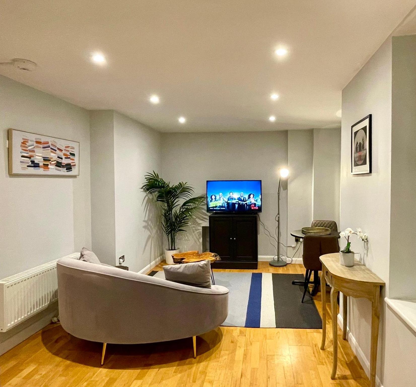 Stylish 1br, 15 Mins To Buckingham Palace, Lägenhet