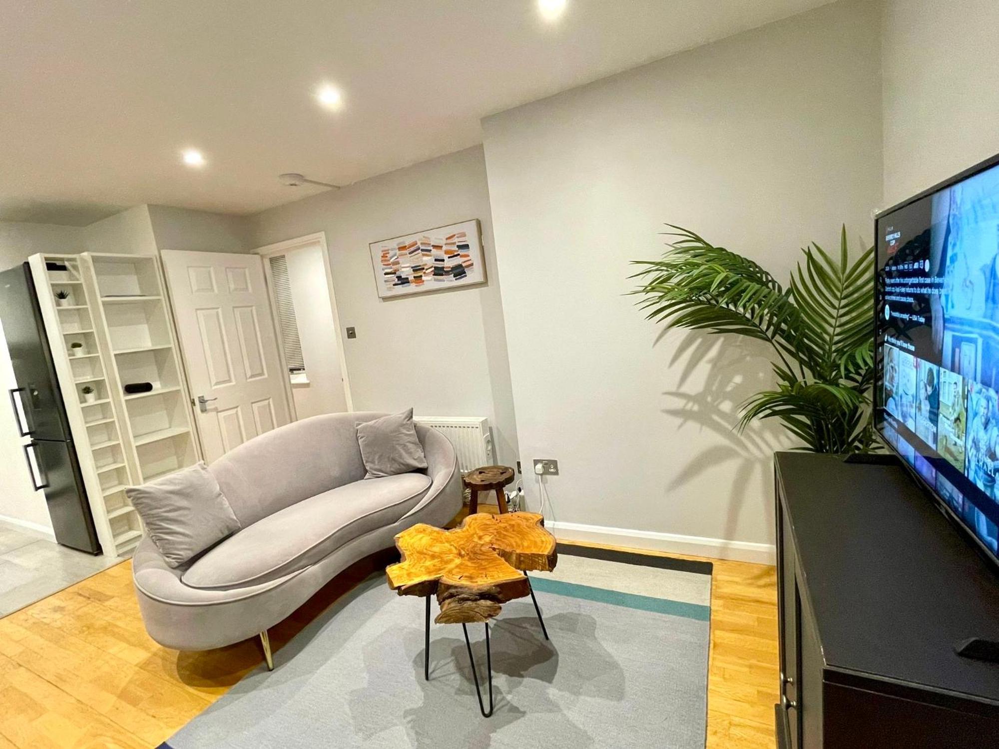 Stylish 1br, 15 Mins To Buckingham Palace, Lägenhet *