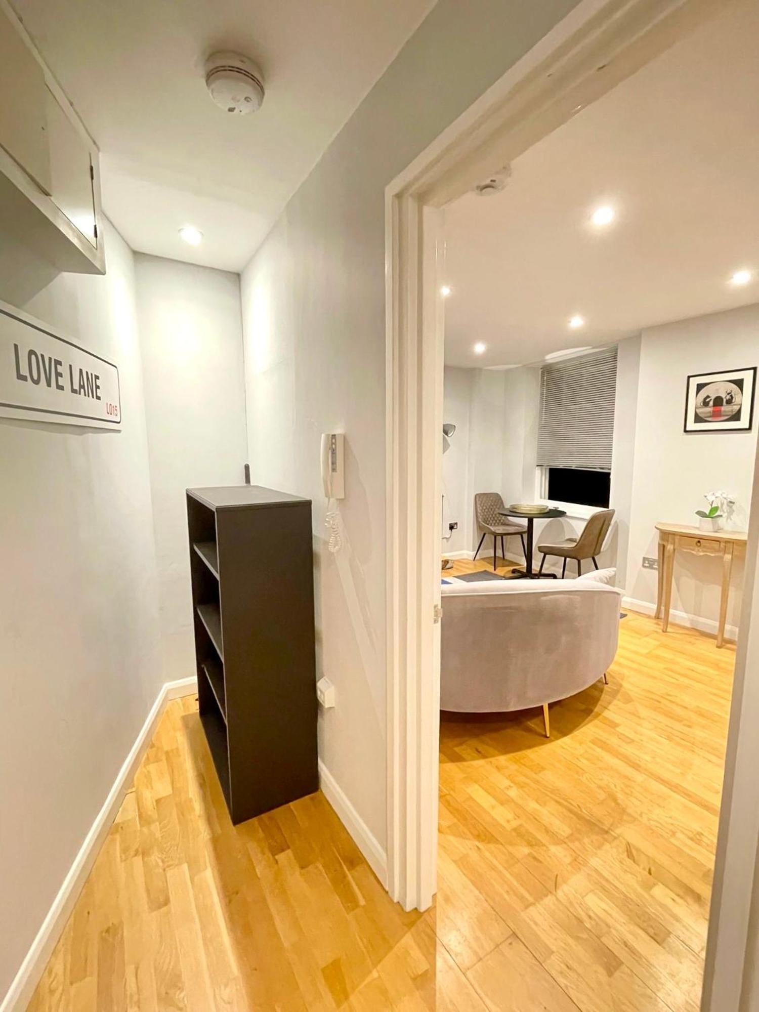 Stylish 1br, 15 Mins To Buckingham Palace, Lägenhet *