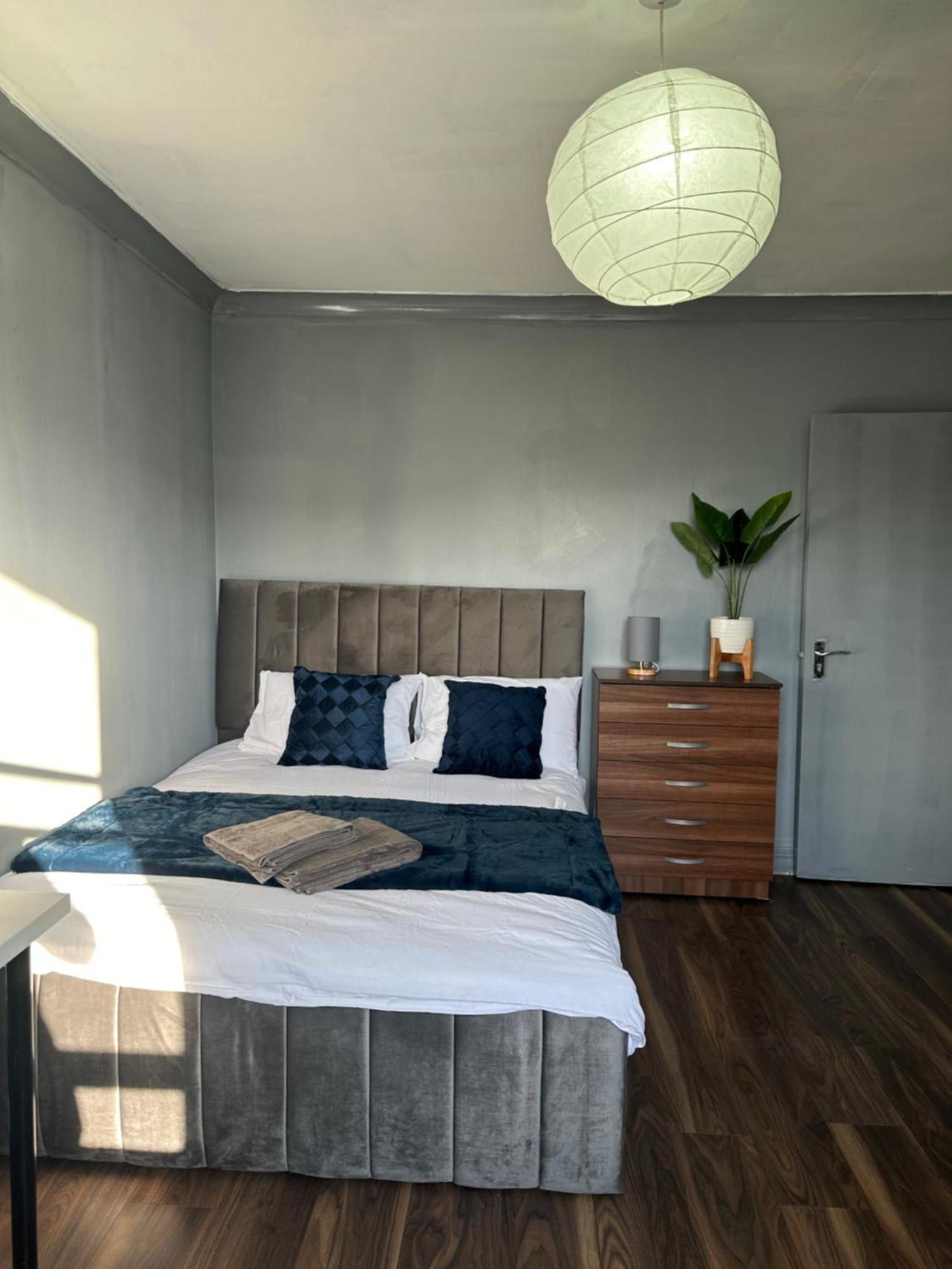 Luxury In A 4 Bedroom Flat! 4 Minutes Walk To Kingscross, St Pancras Homestay *