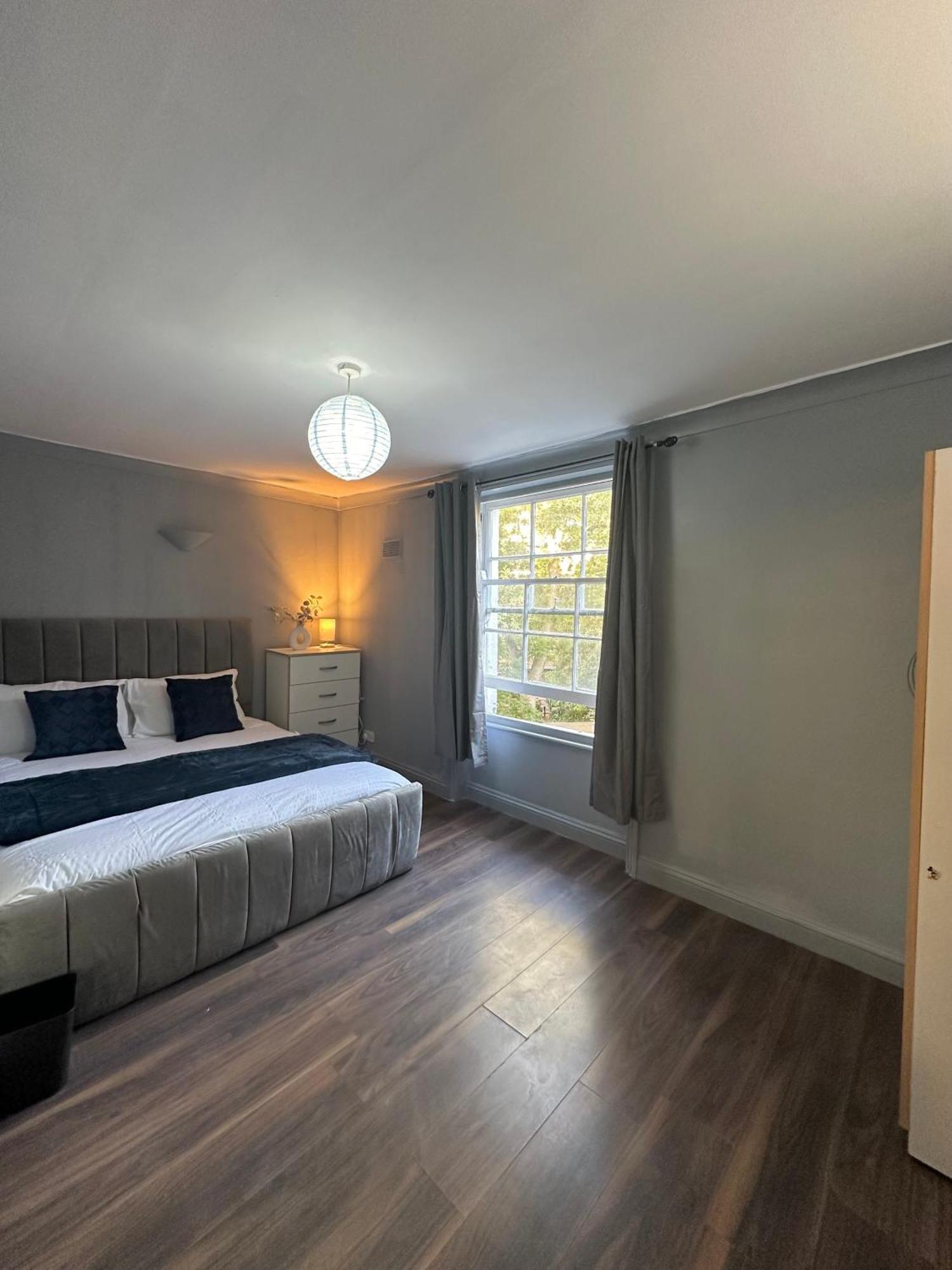 Luxury In A 4 Bedroom Flat! 4 Minutes Walk To Kingscross, St Pancras Homestay *