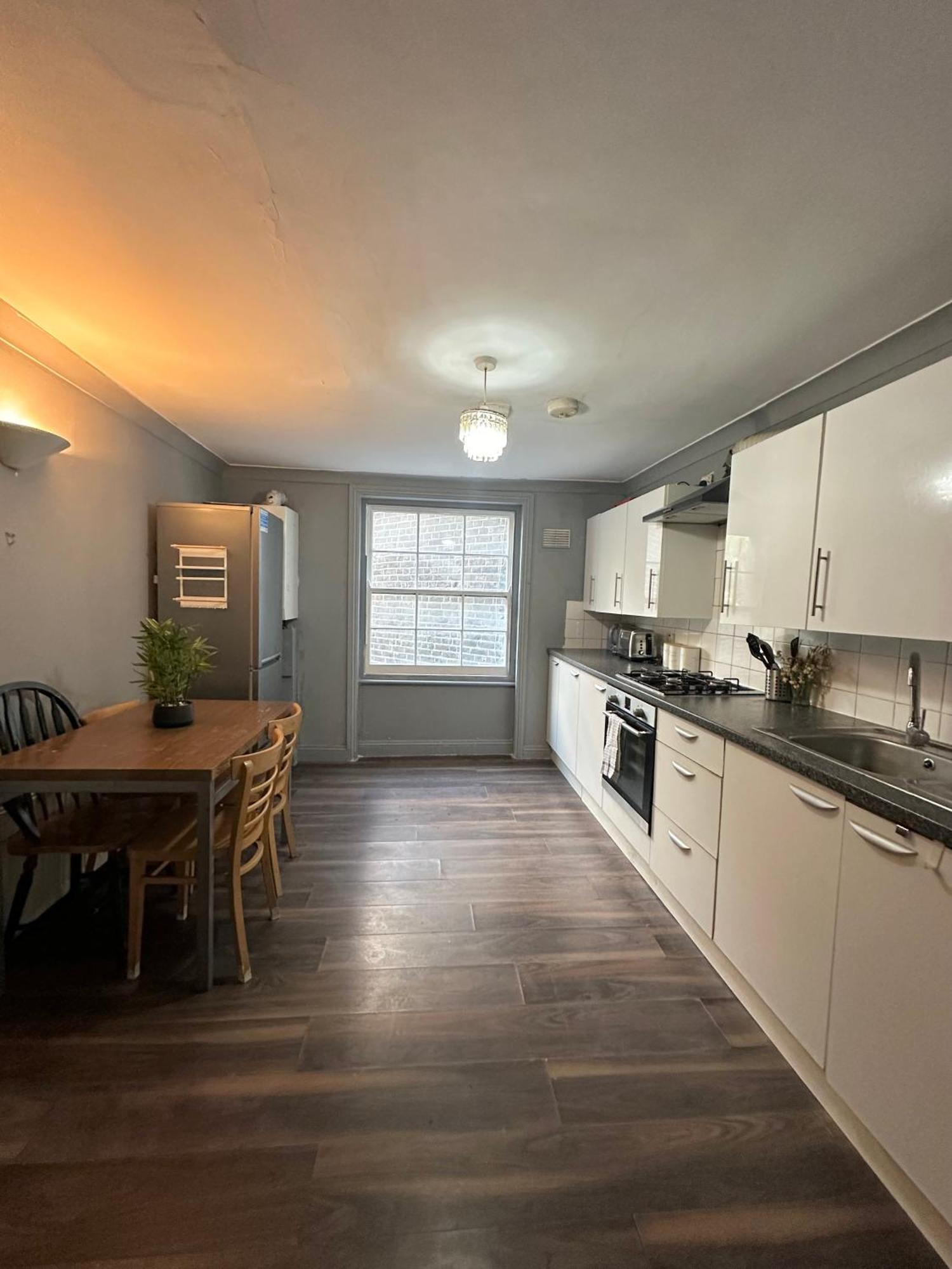 Luxury In A 4 Bedroom Flat! 4 Minutes Walk To Kingscross, St Pancras Homestay London