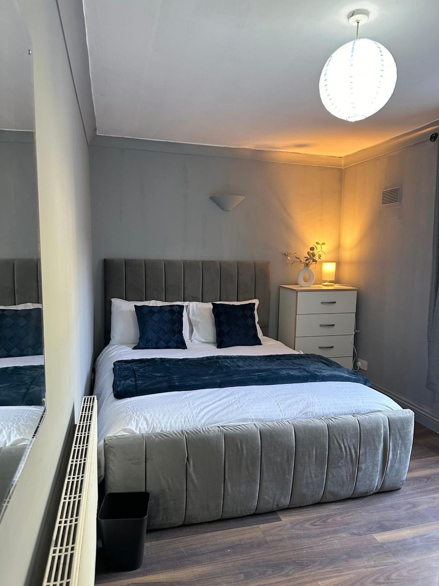 Luxury In A 4 Bedroom Flat! 4 Minutes Walk To Kingscross, St Pancras Homestay *