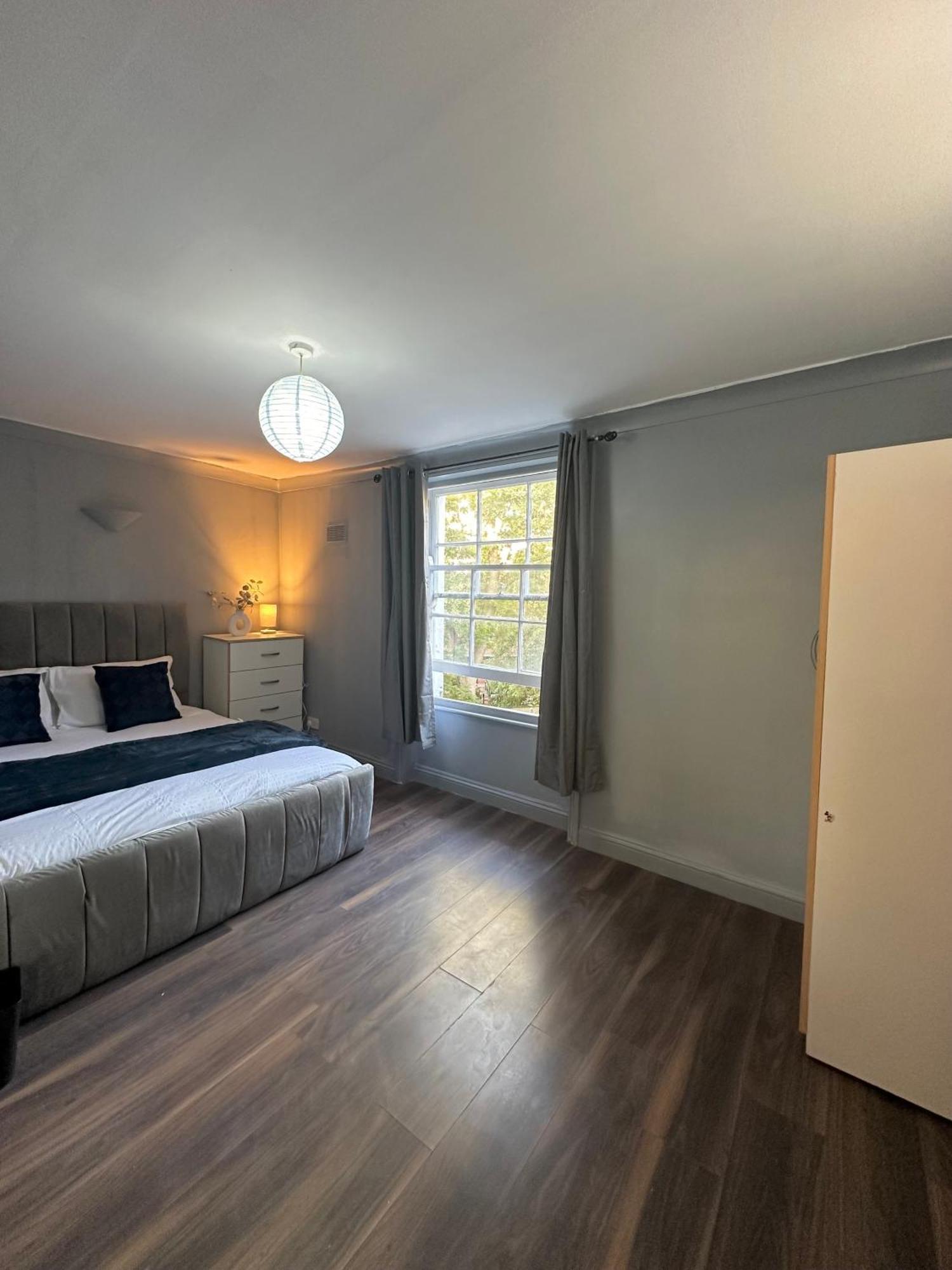 Luxury In A 4 Bedroom Flat! 4 Minutes Walk To Kingscross, St Pancras Homestay London