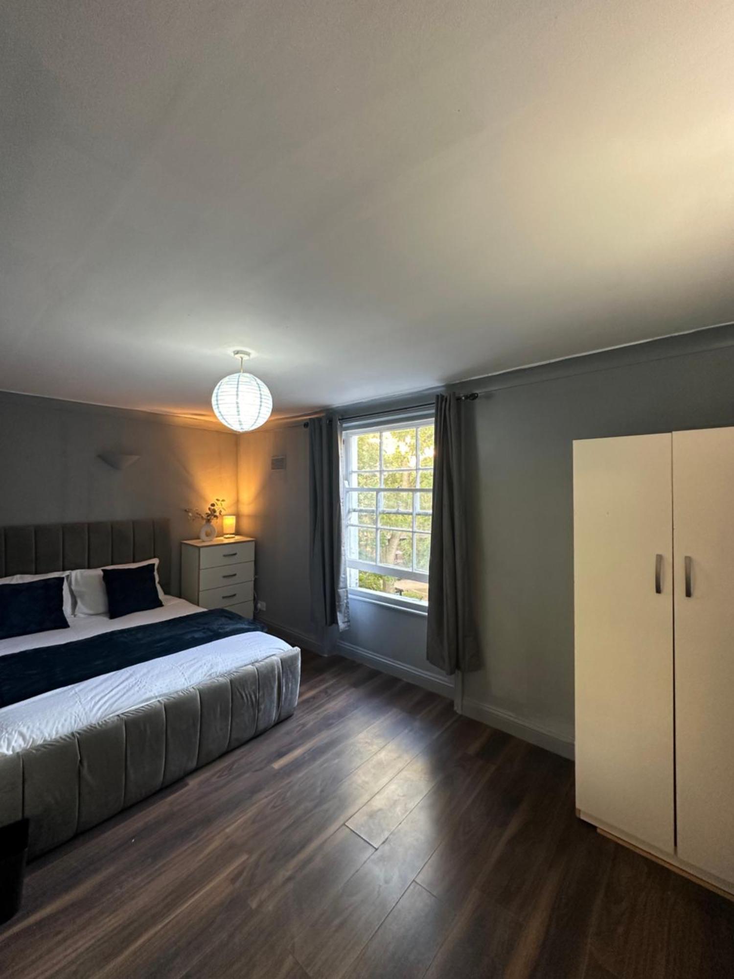 Luxury In A 4 Bedroom Flat! 4 Minutes Walk To Kingscross, St Pancras Homestay