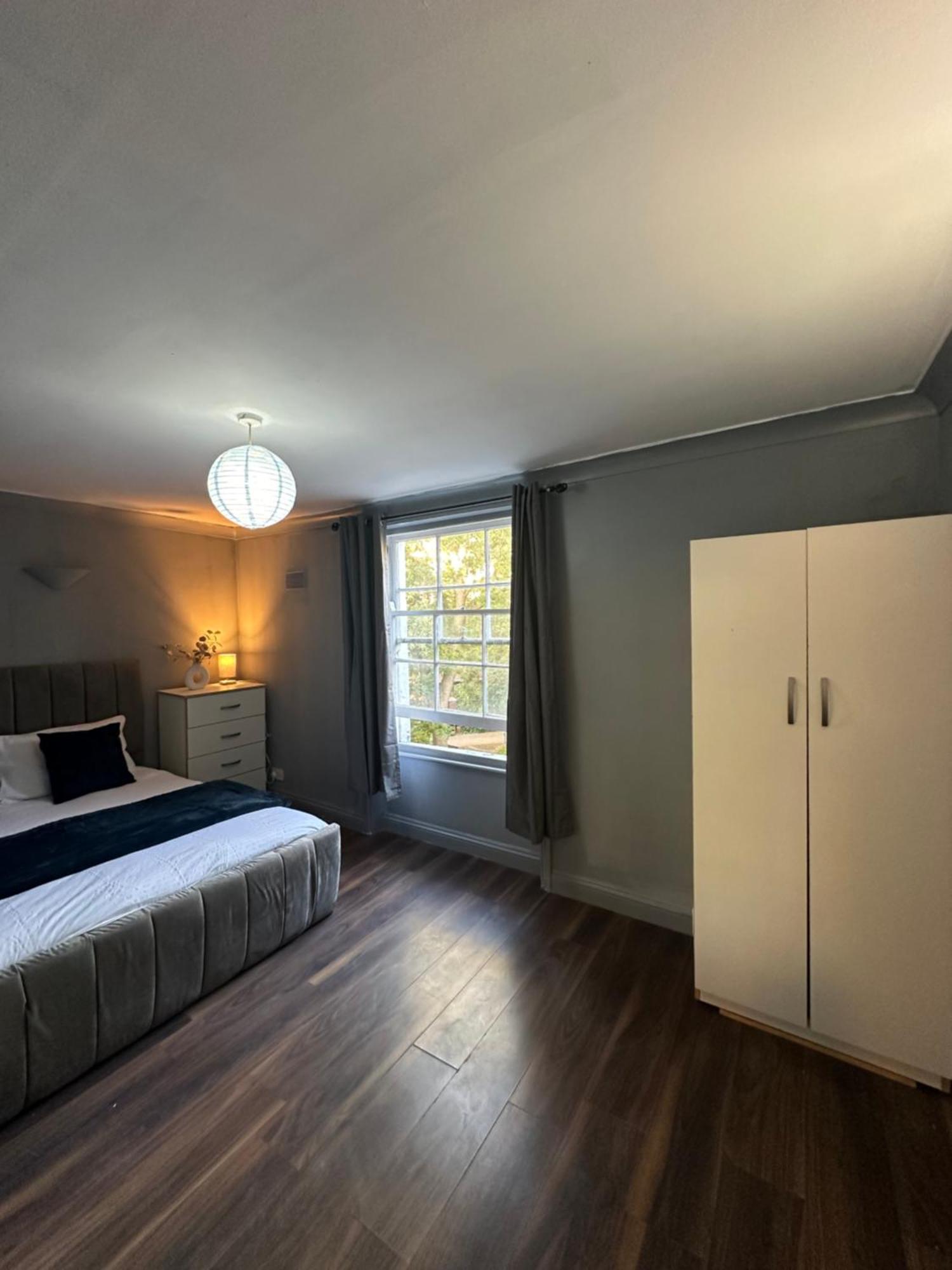 Luxury In A 4 Bedroom Flat! 4 Minutes Walk To Kingscross, St Pancras Homestay London