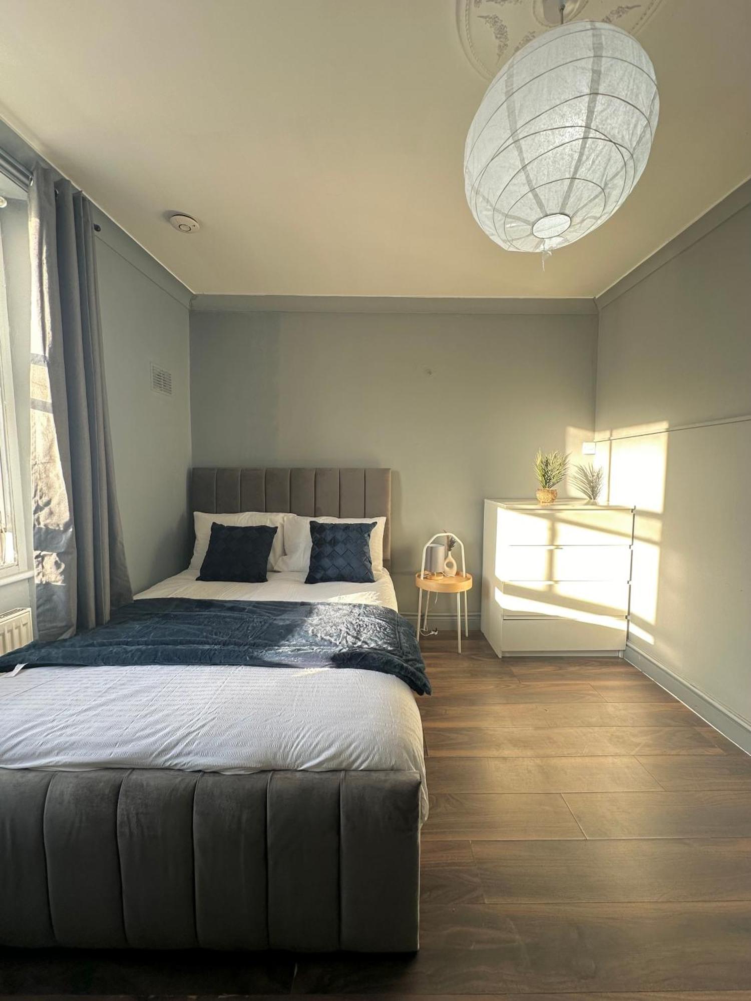 Luxury In A 4 Bedroom Flat! 4 Minutes Walk To Kingscross, St Pancras Homestay *