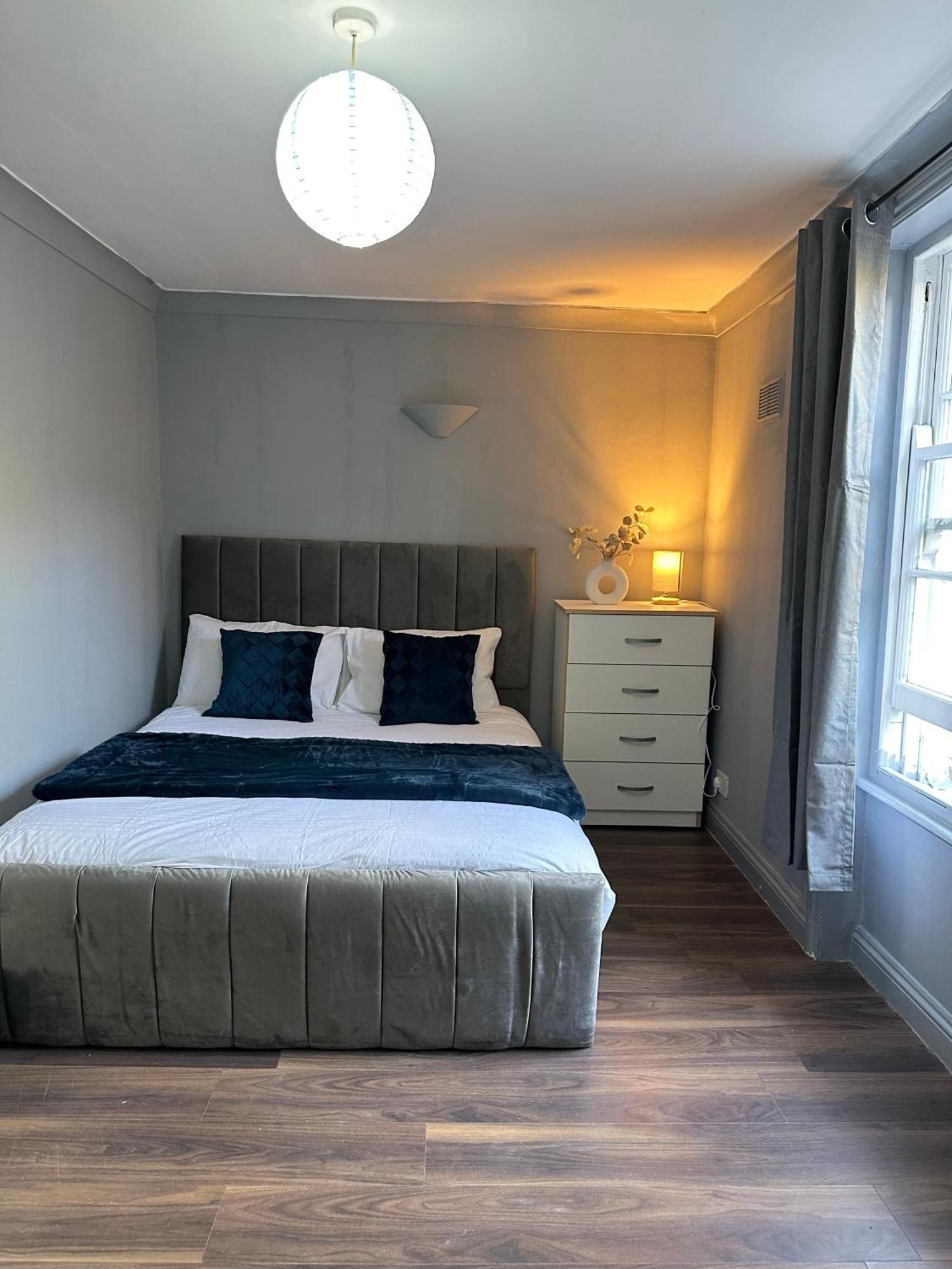 Luxury In A 4 Bedroom Flat! 4 Minutes Walk To Kingscross, St Pancras Homestay London