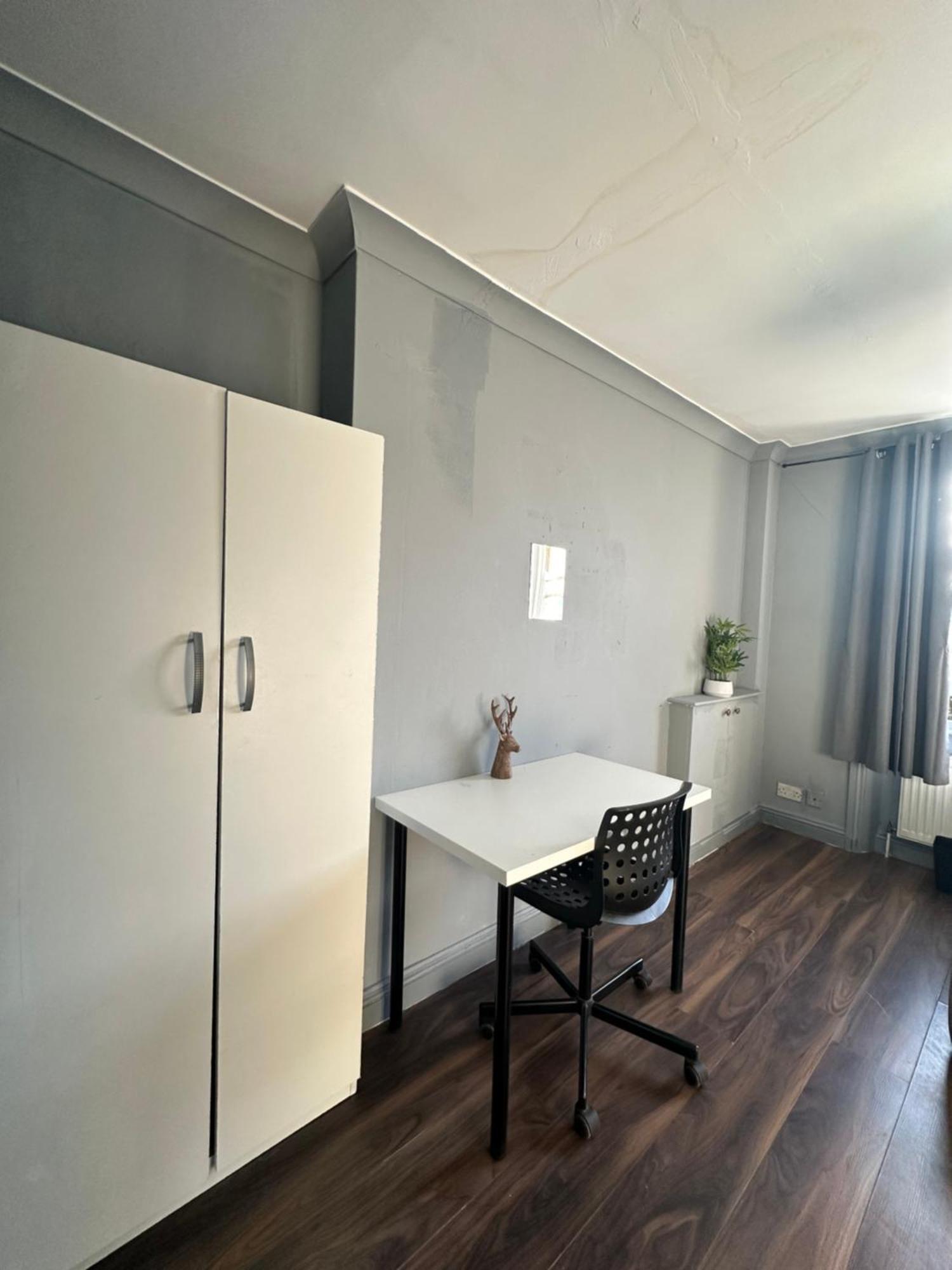 Luxury In A 4 Bedroom Flat! 4 Minutes Walk To Kingscross, St Pancras
