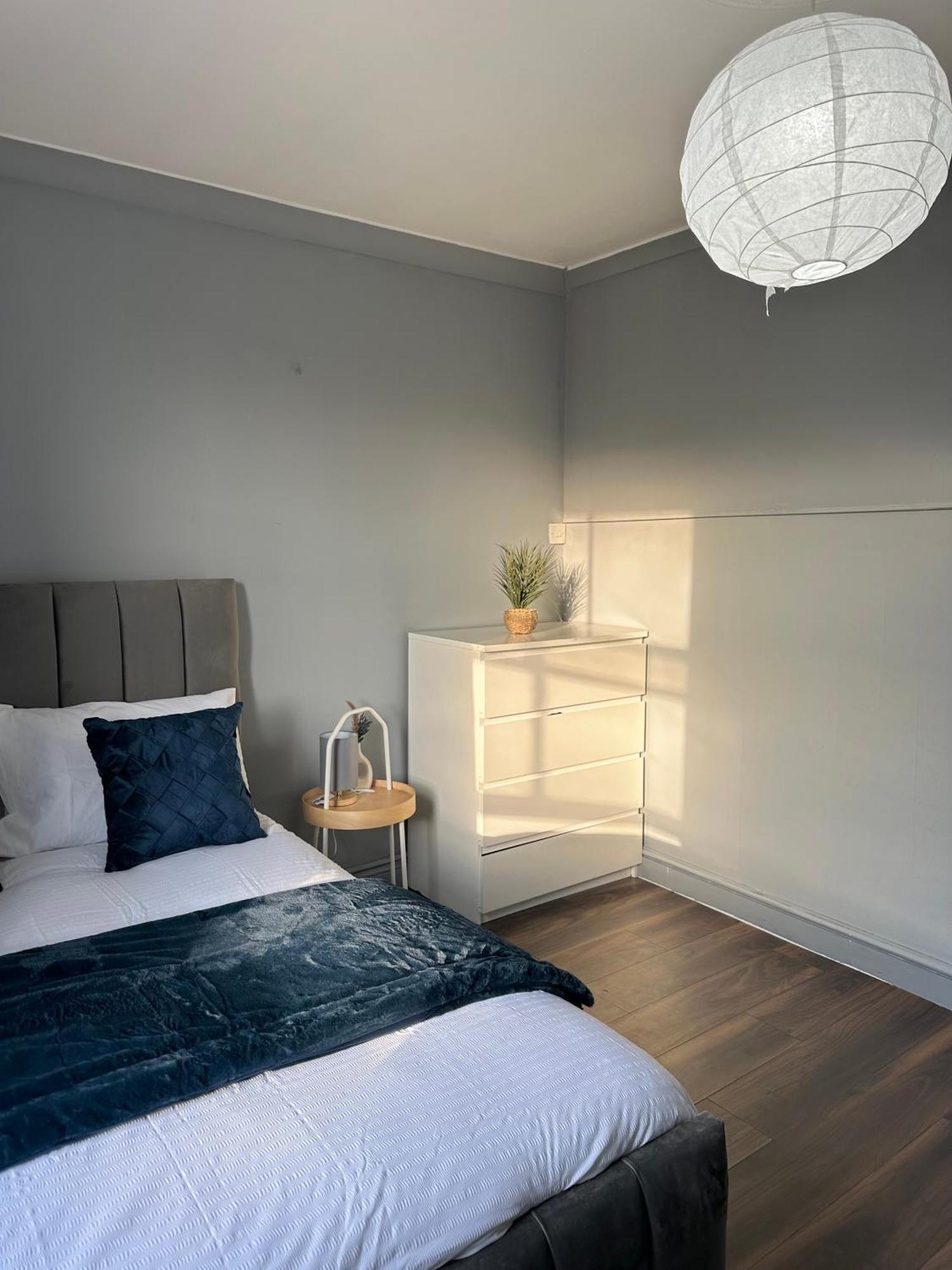 Luxury In A 4 Bedroom Flat! 4 Minutes Walk To Kingscross, St Pancras London
