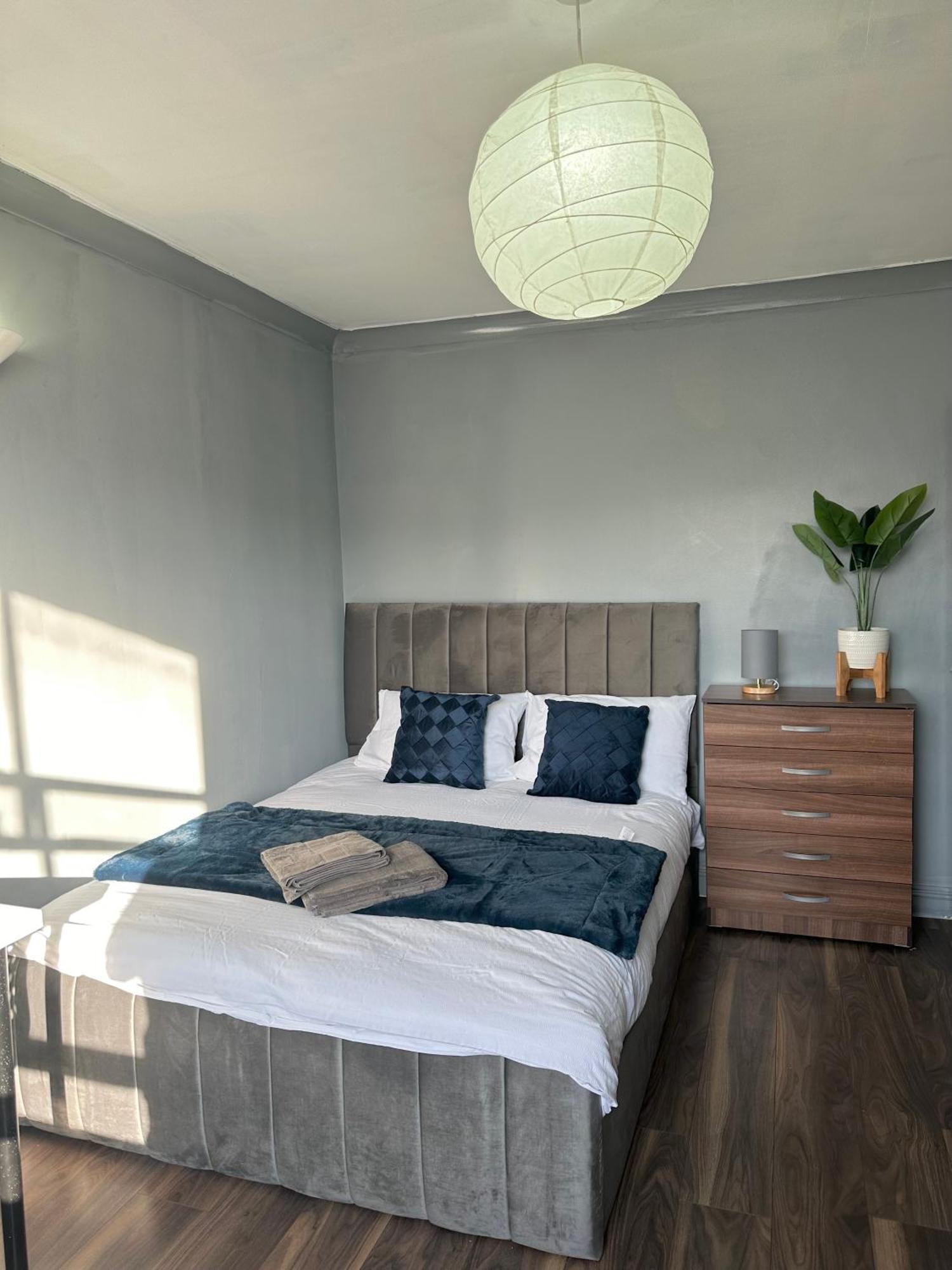 Luxury In A 4 Bedroom Flat! 4 Minutes Walk To Kingscross, St Pancras Homestay London