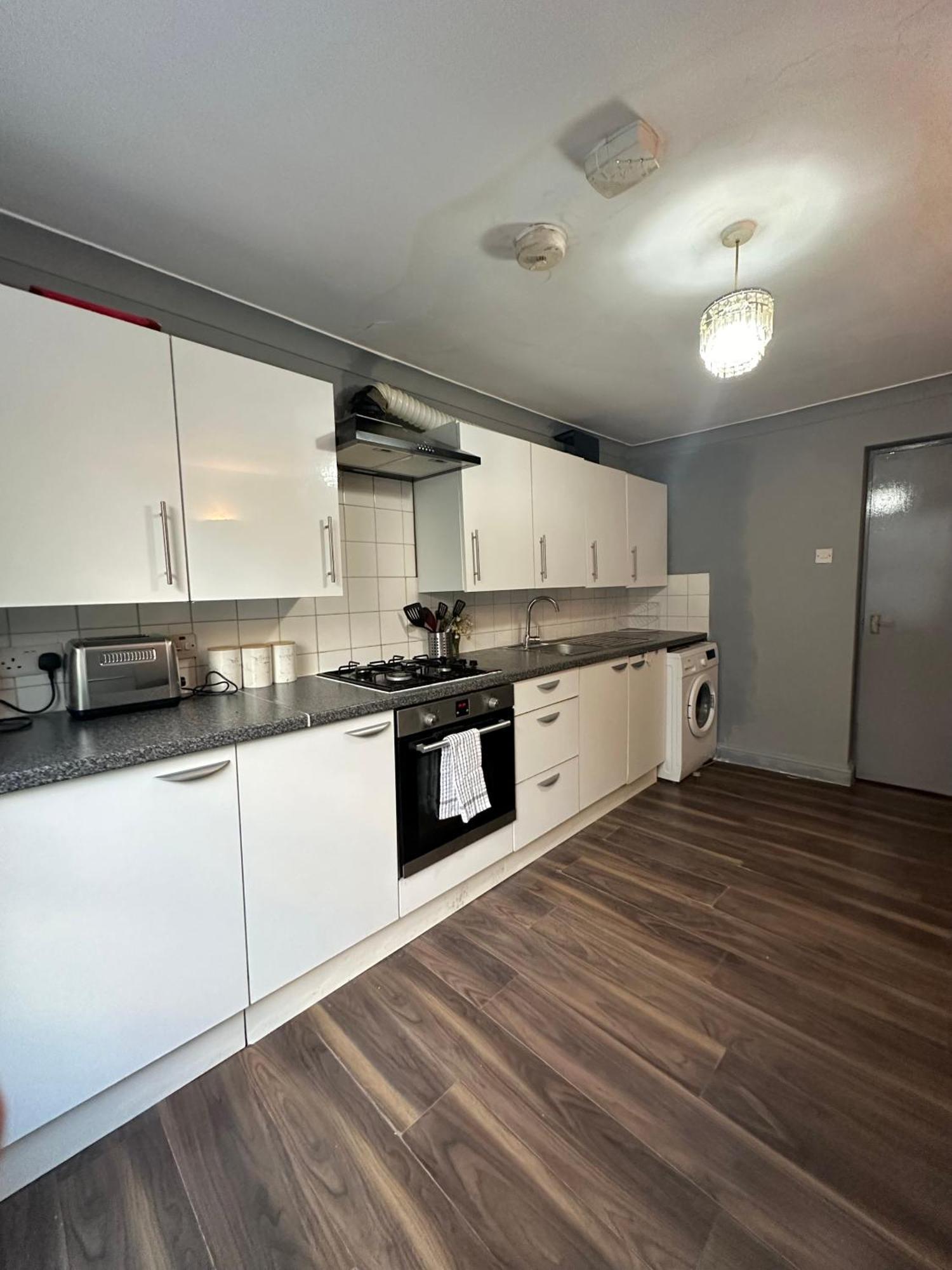 Luxury In A 4 Bedroom Flat! 4 Minutes Walk To Kingscross, St Pancras London